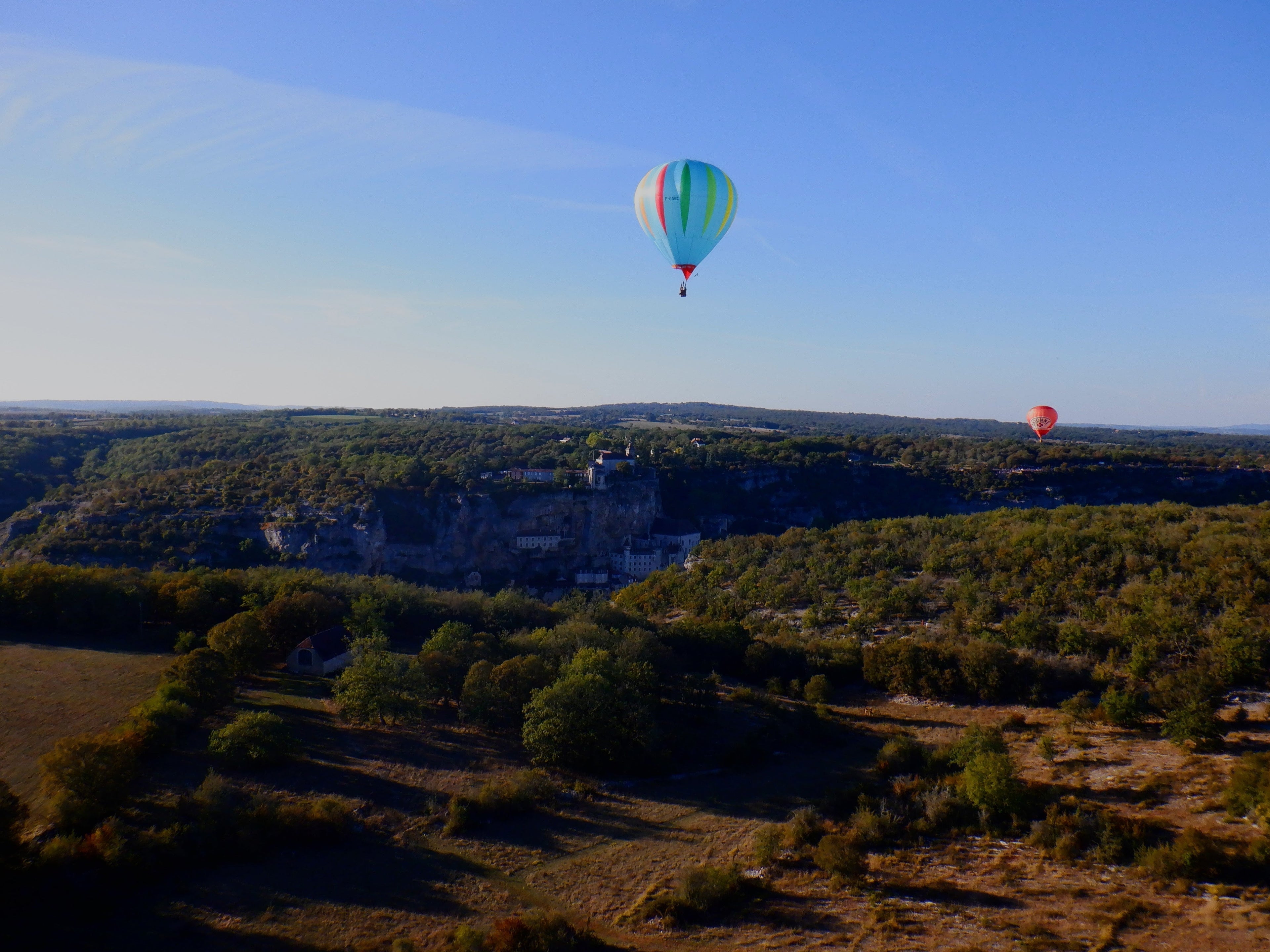Monter dans une nacelle lors des Montgolfiades de Rocamadour
