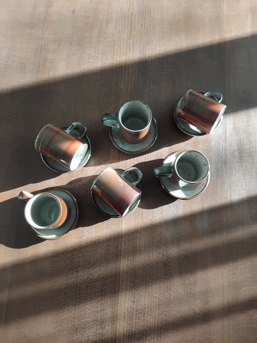 Tasses et sous-tasses en grès vernissé
