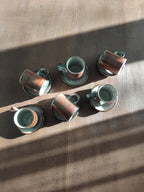 Tasses et sous-tasses en grès vernissé