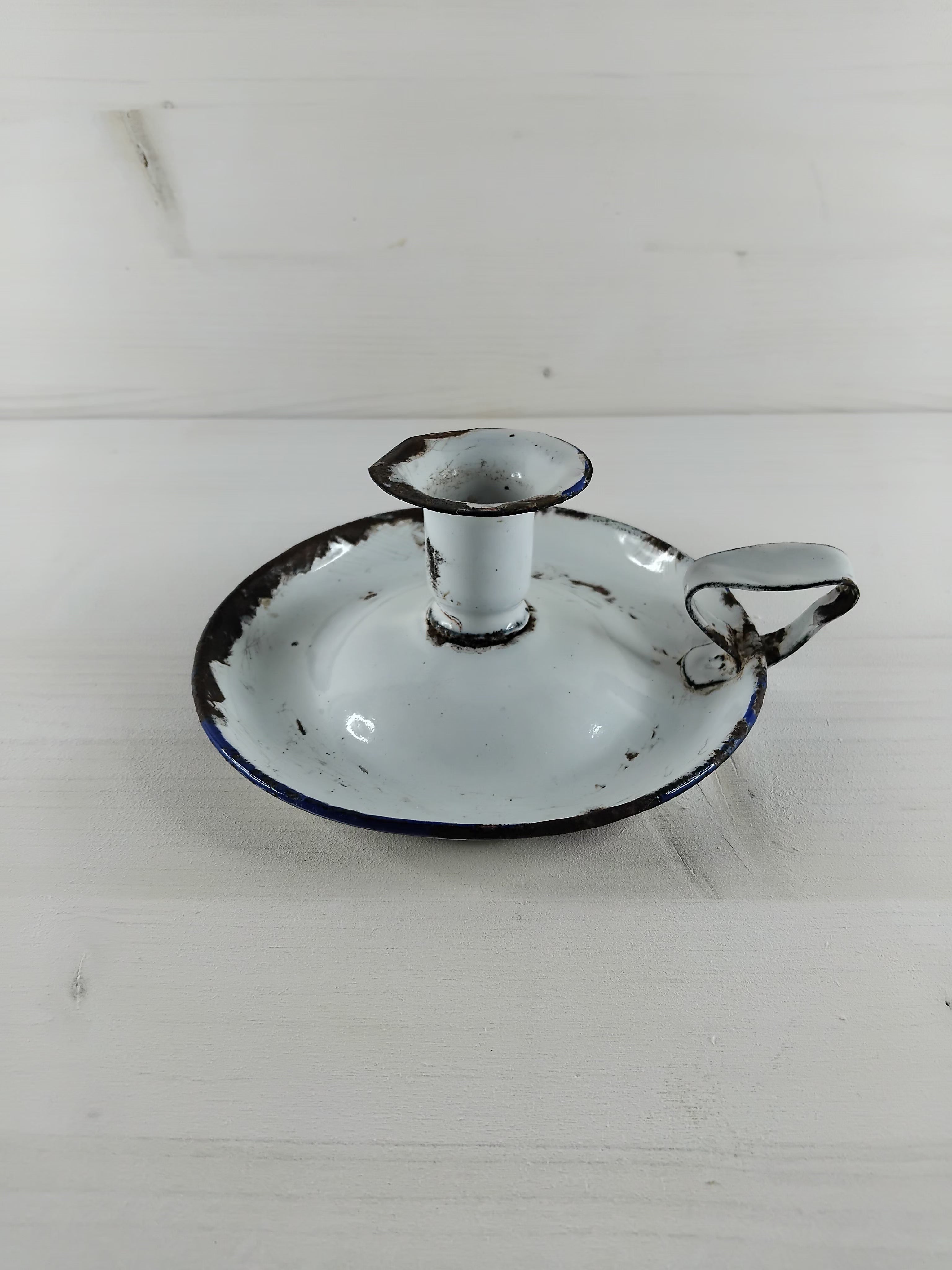 Ancien bougeoir en tôle émaillée