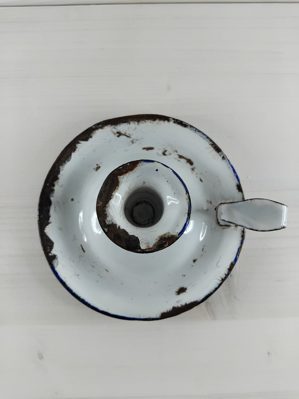 Ancien bougeoir en tôle émaillée