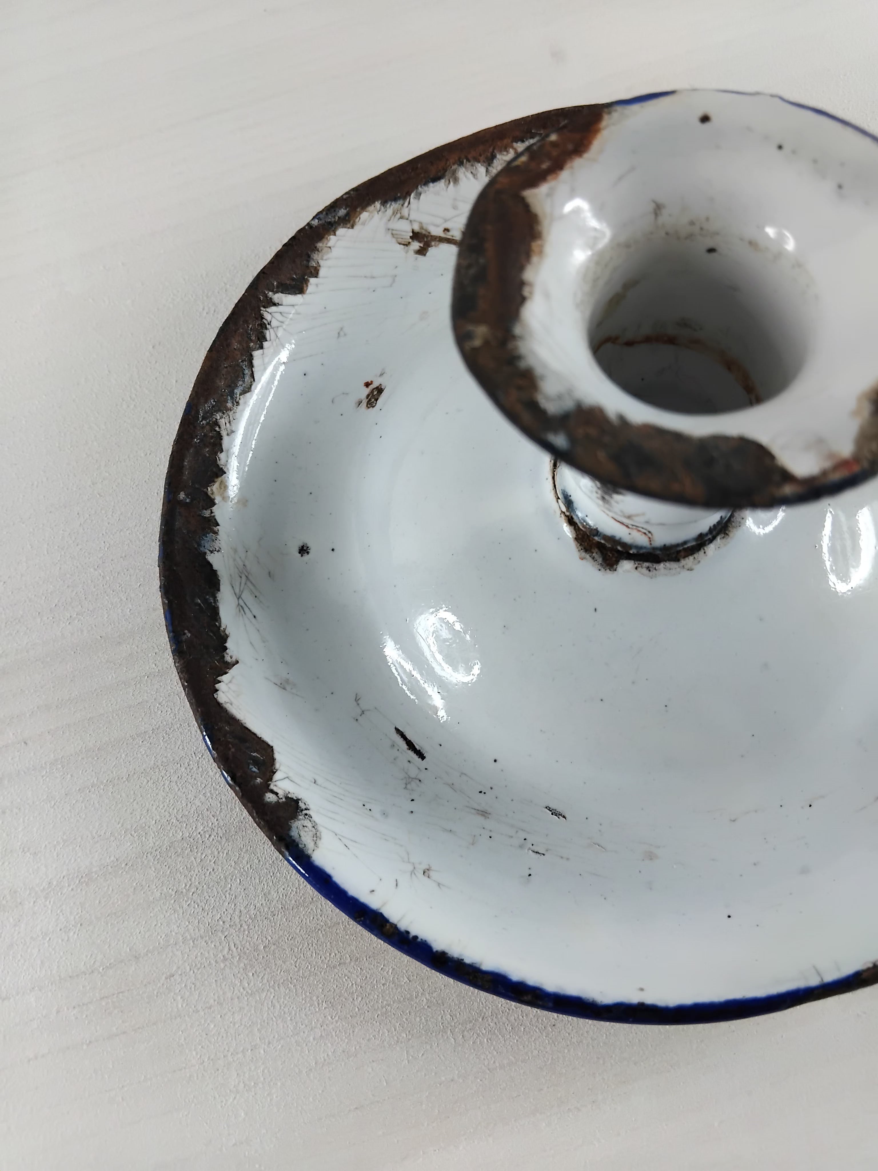 Ancien bougeoir en tôle émaillée