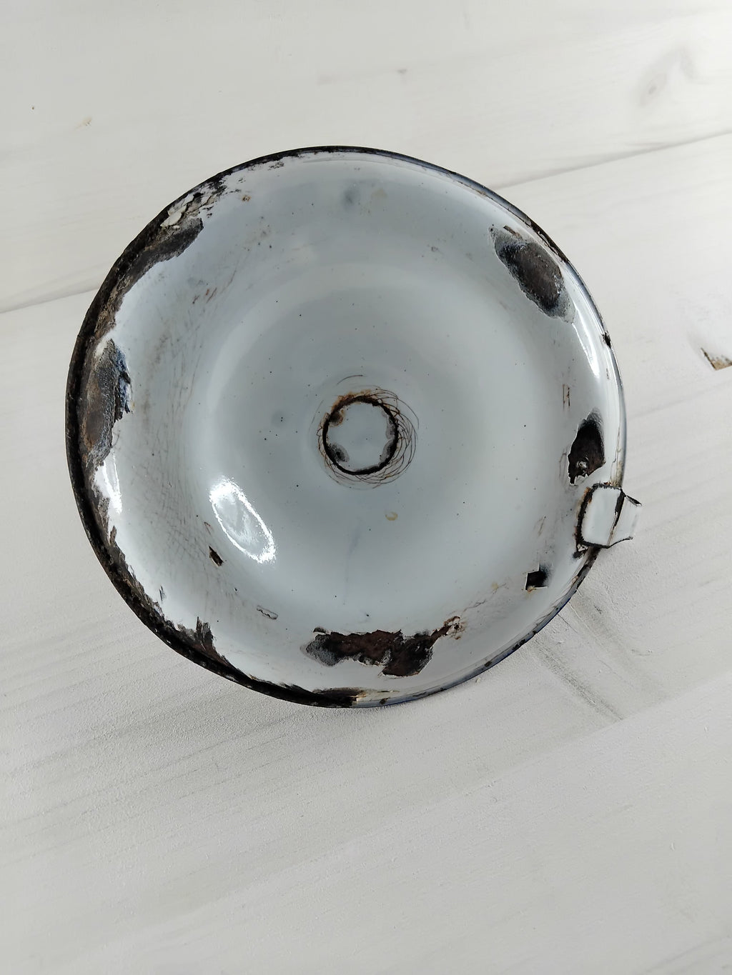 Ancien bougeoir en tôle émaillée