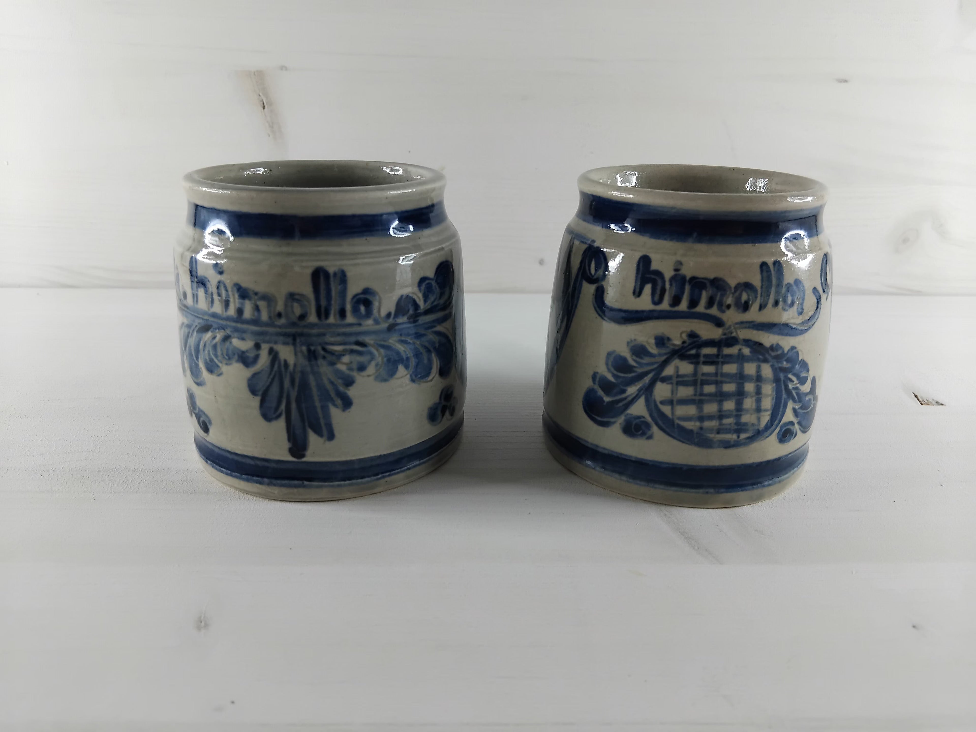 Tasses en céramique au décor bleu