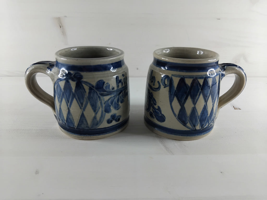 Tasses en céramique au décor bleu