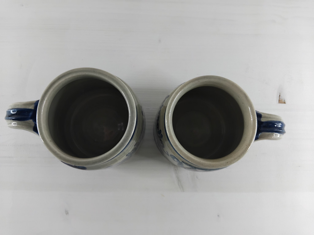 Tasses en céramique au décor bleu