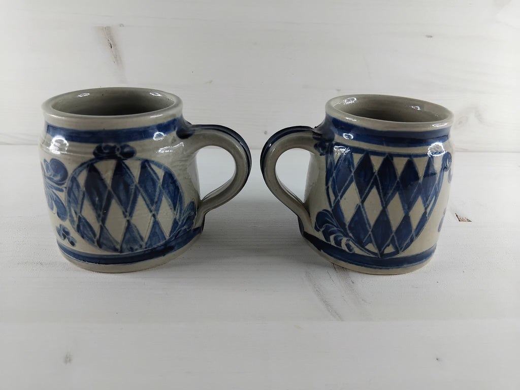 Tasses en céramique au décor bleu