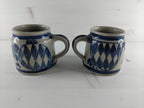 Tasses en céramique au décor bleu