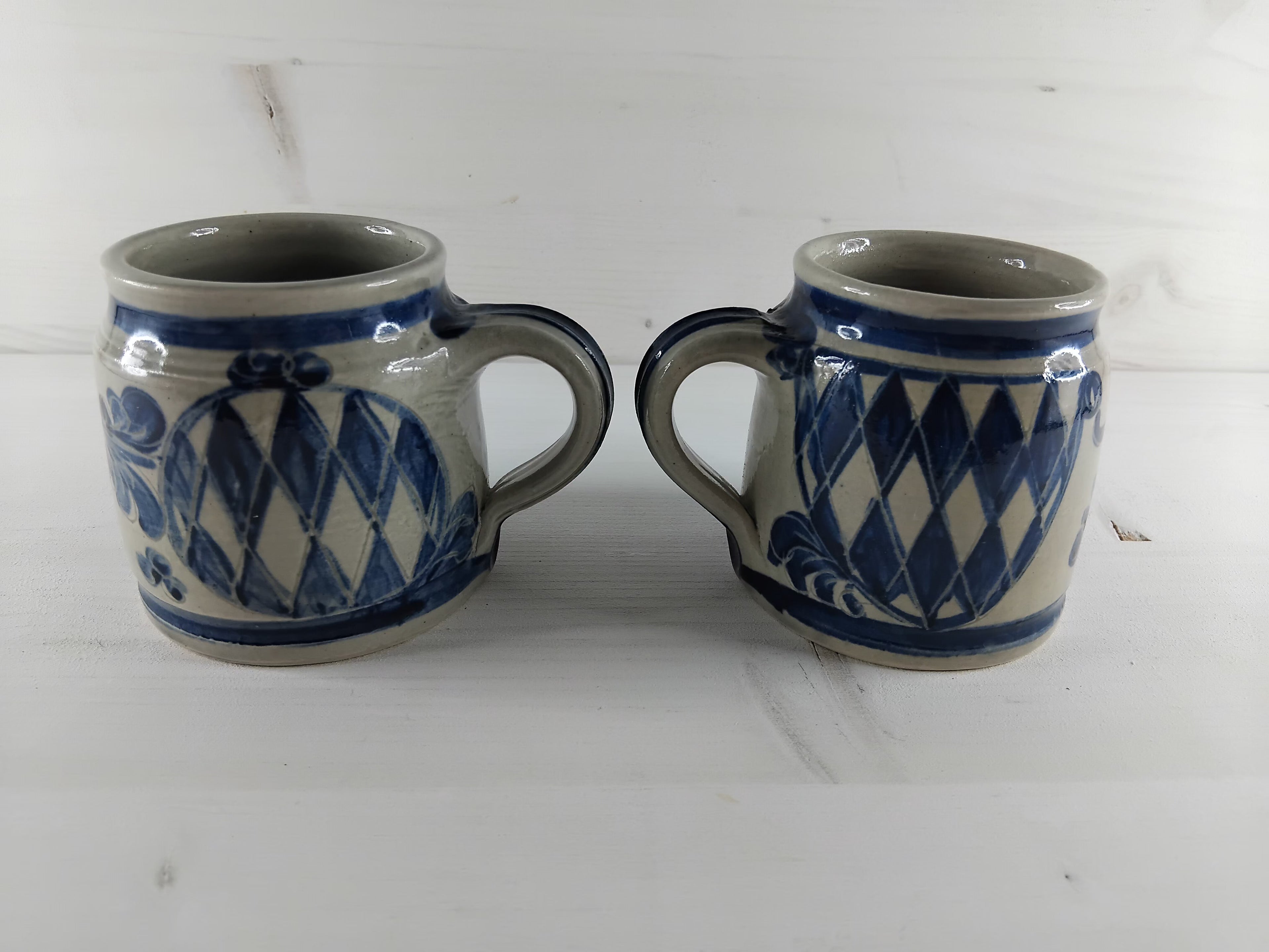 Tasses en céramique au décor bleu