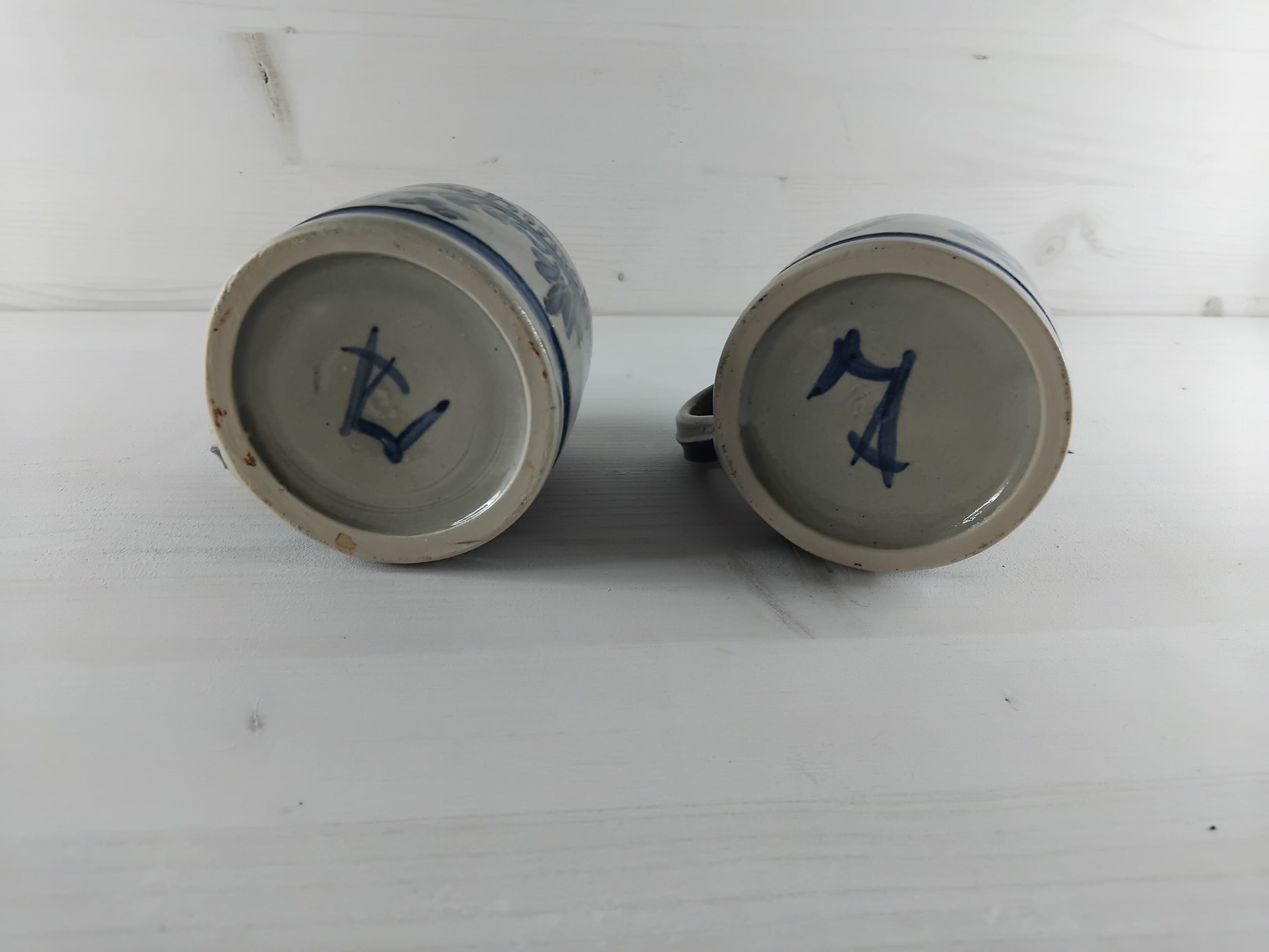 Tasses en céramique au décor bleu