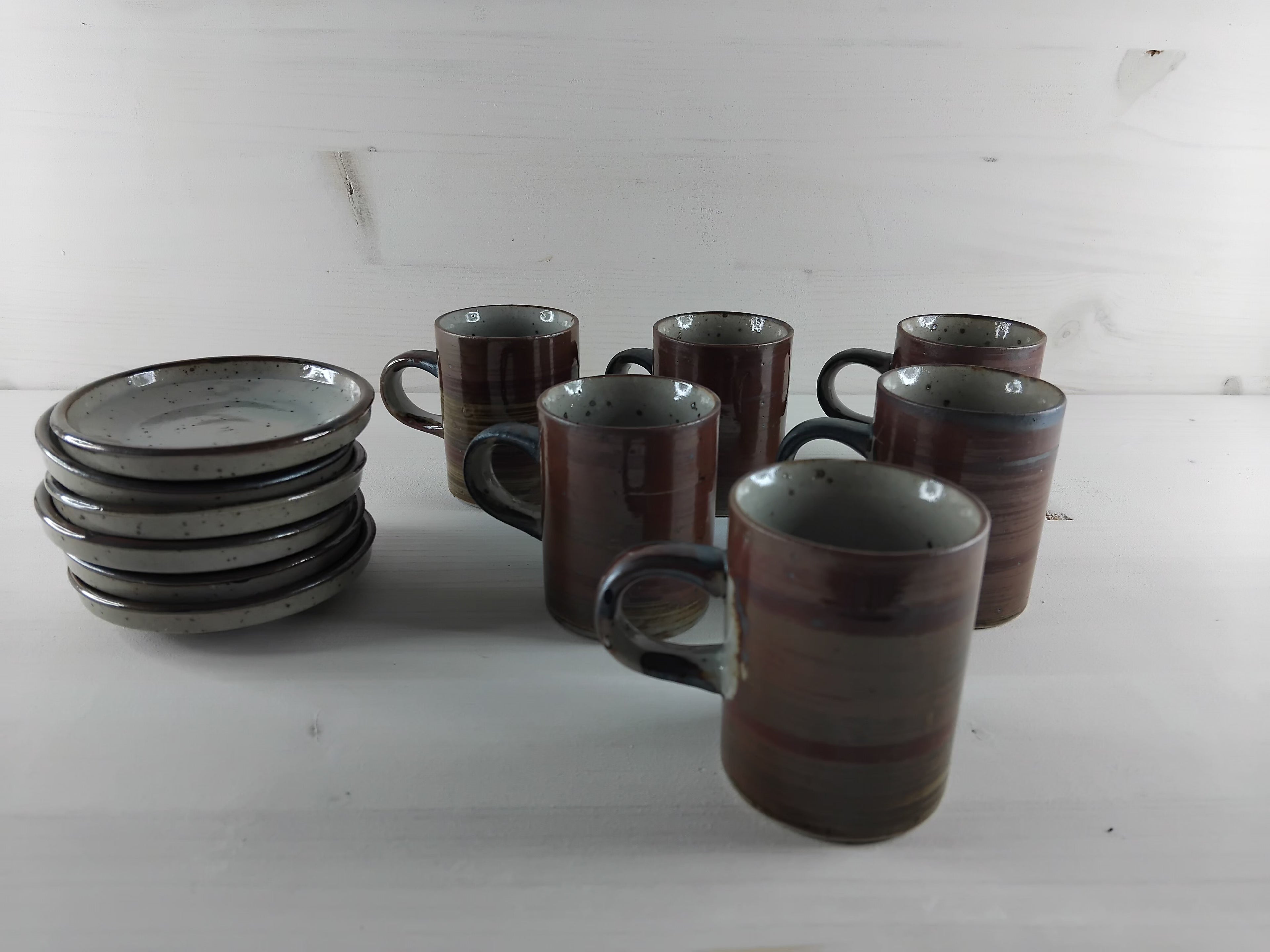 Tasses et sous-tasses en grès vernissé