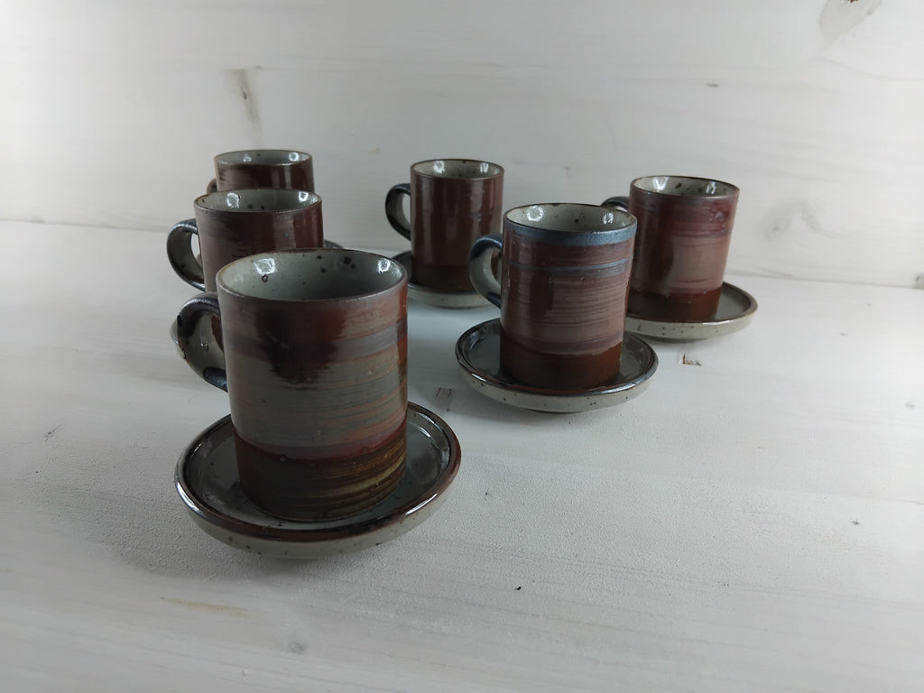 Tasses et sous-tasses en grès vernissé