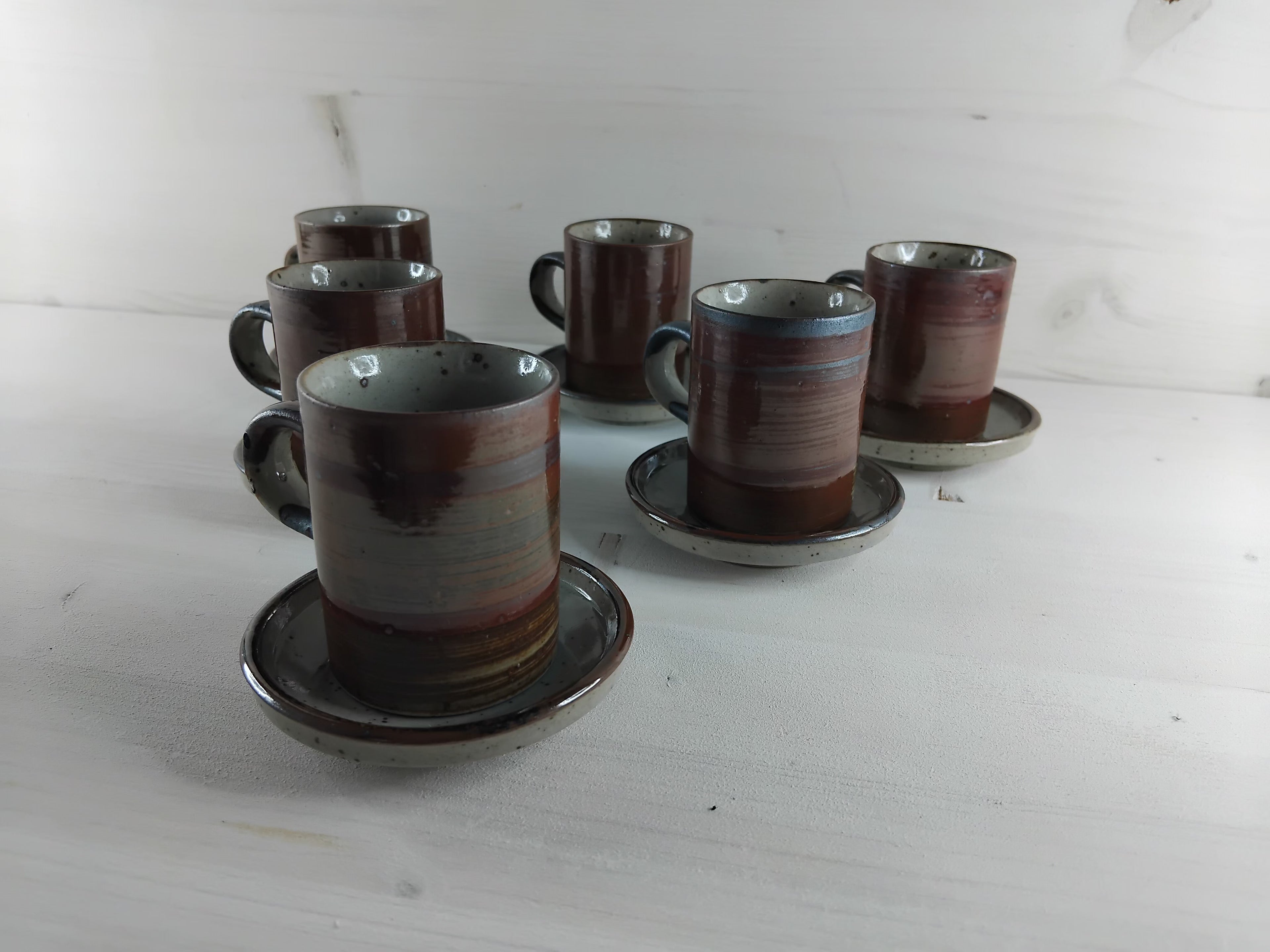 Tasses et sous-tasses en grès vernissé