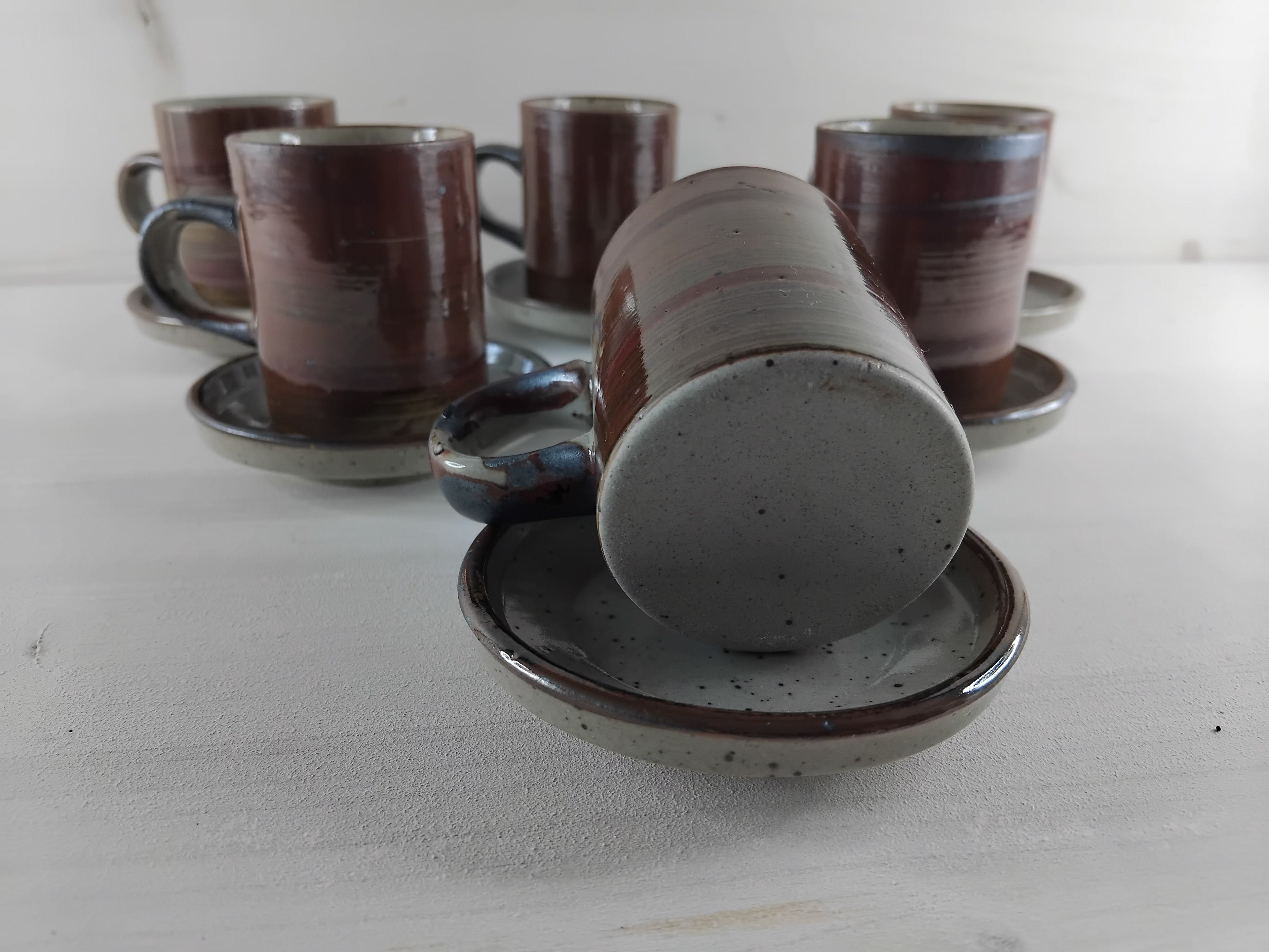 Tasses et sous-tasses en grès vernissé
