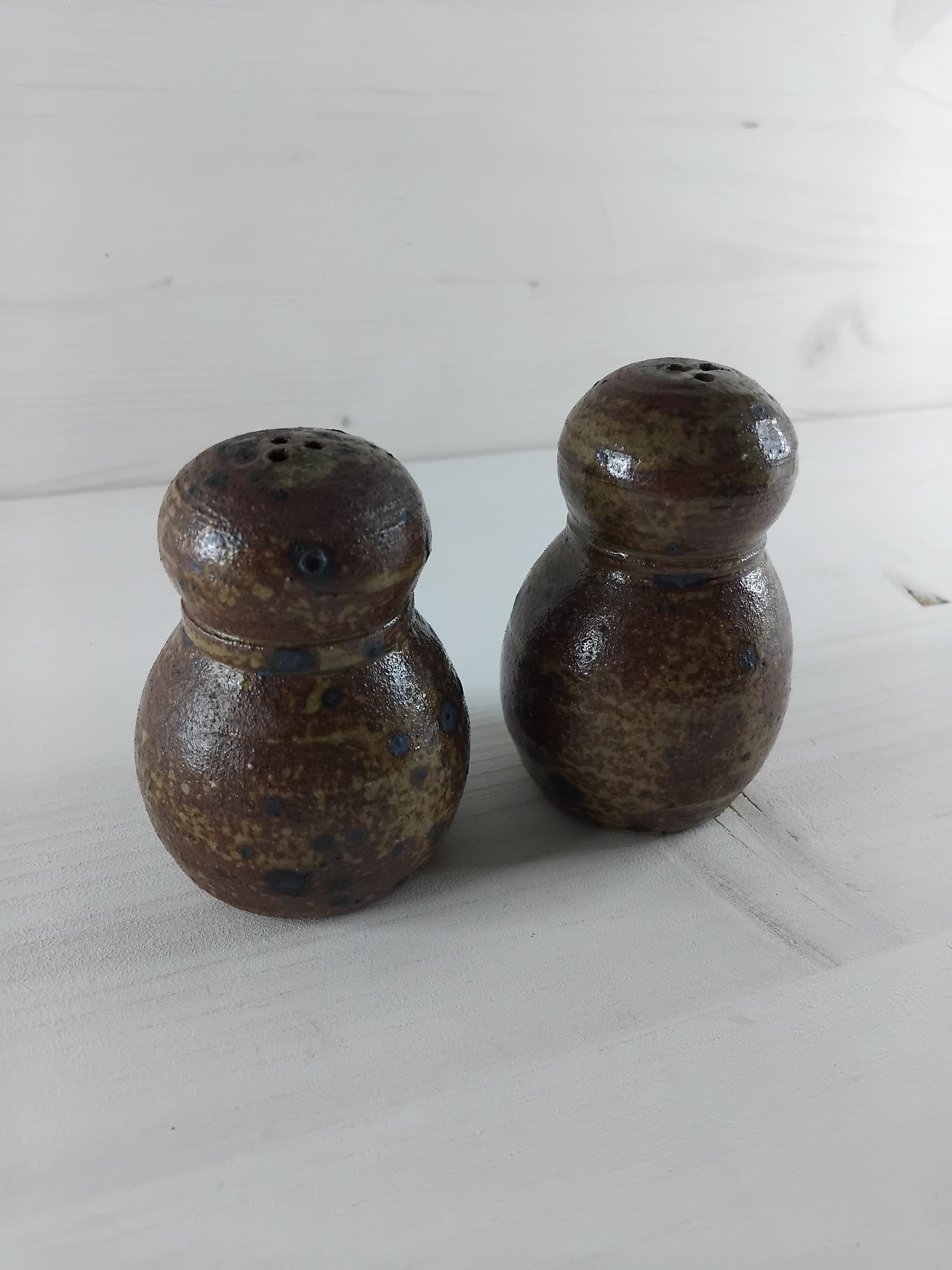 Set de salière et poivrier en grès pyrité