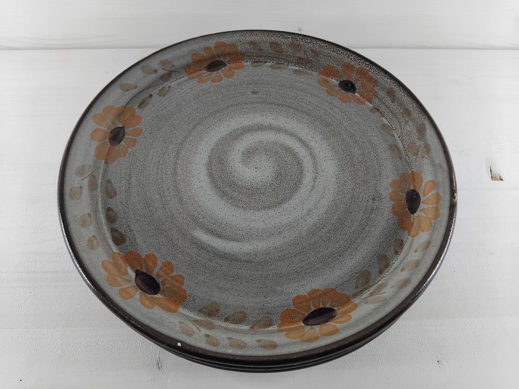 Assiettes plates décor fleurs orangées