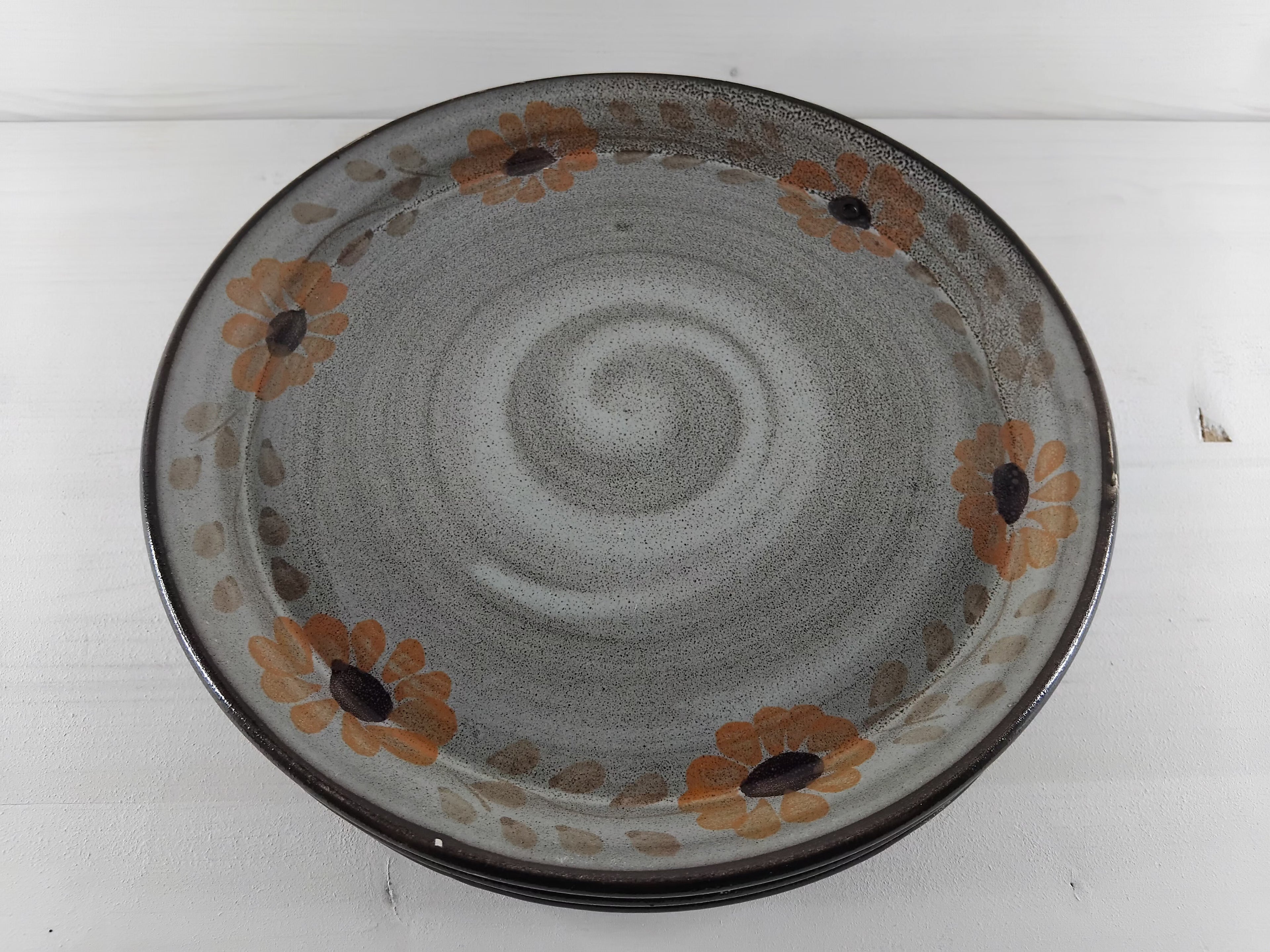 Assiettes plates décor fleurs orangées