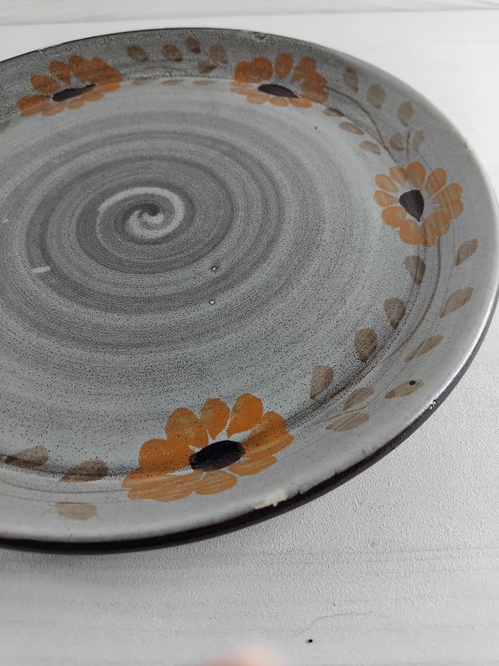Assiettes plates décor fleurs orangées