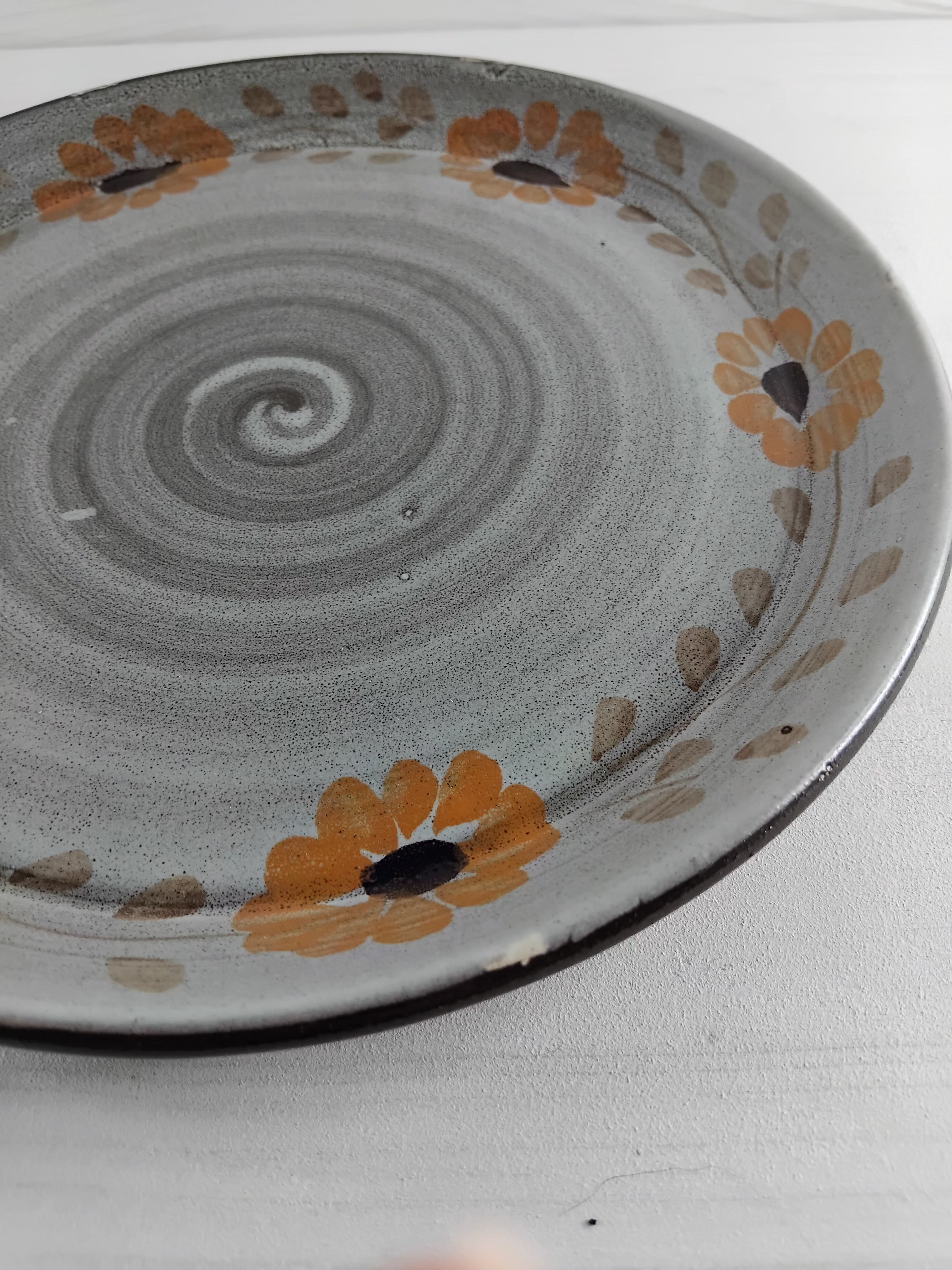 Assiettes plates décor fleurs orangées