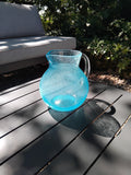 Petit pichet en verre bullé bleu clair