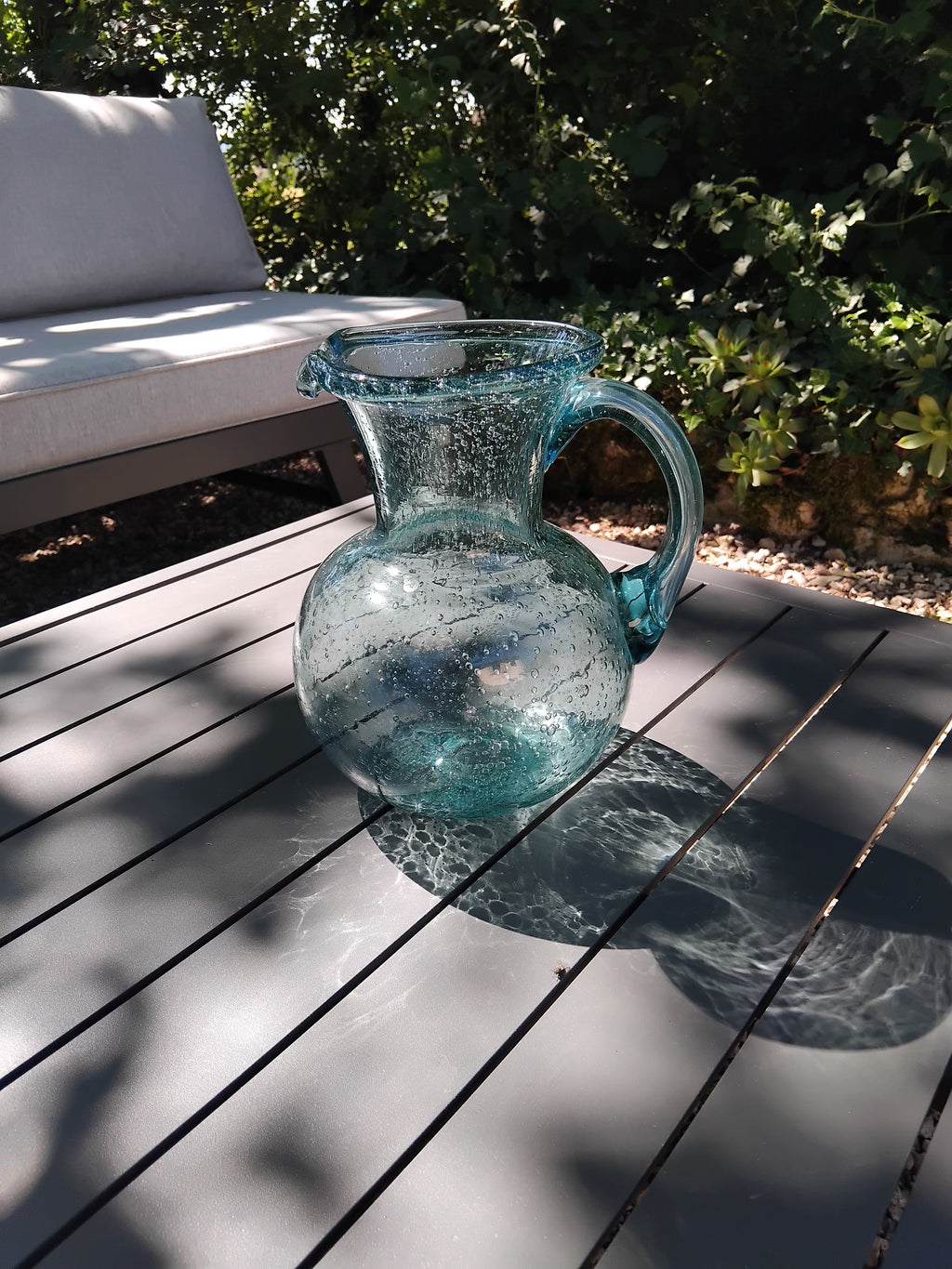 Grand pichet en verre bullé bleu