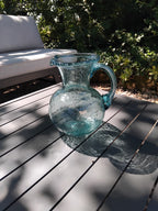 Grand pichet en verre bullé bleu