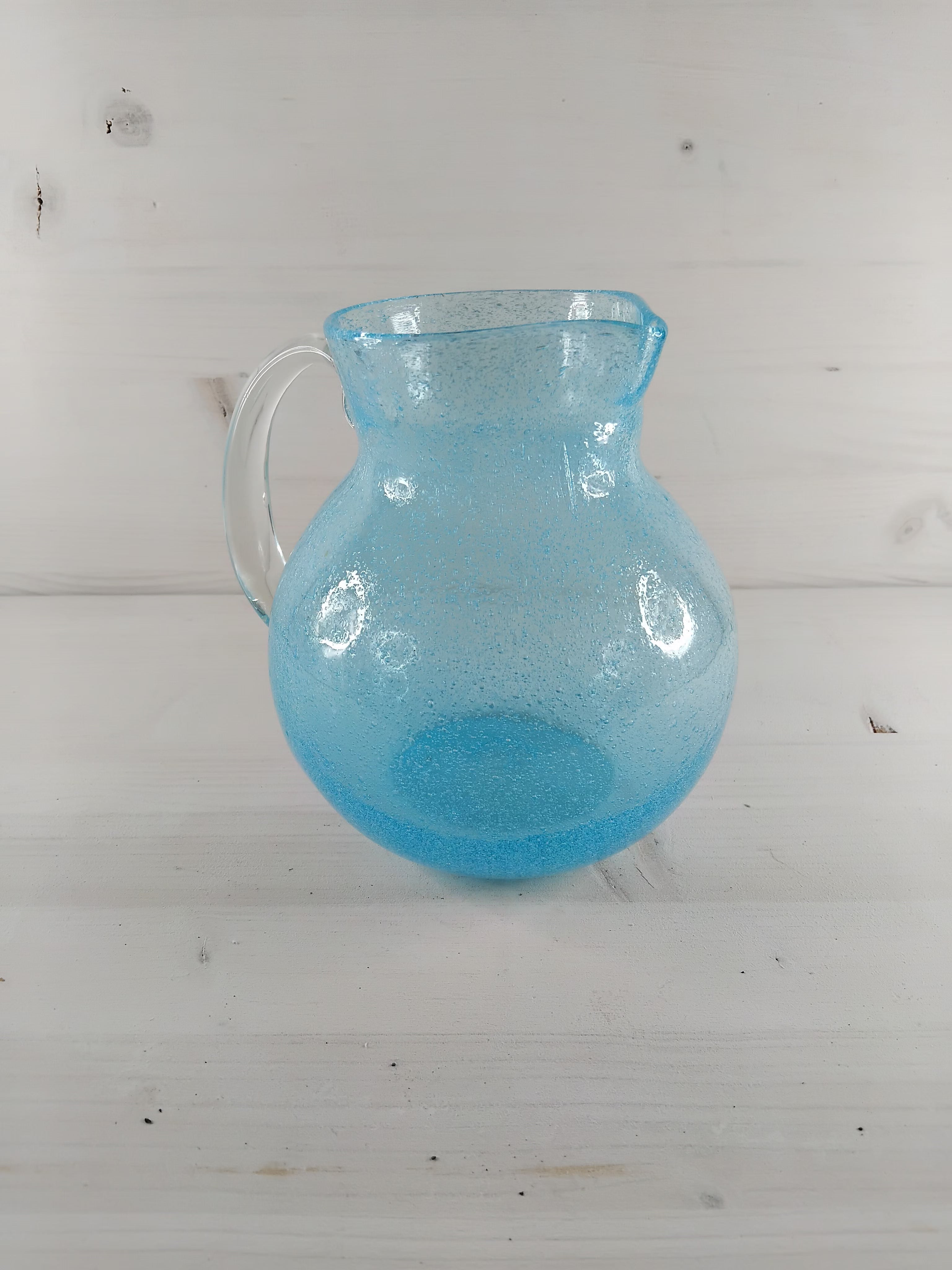 Petit pichet en verre bullé bleu clair