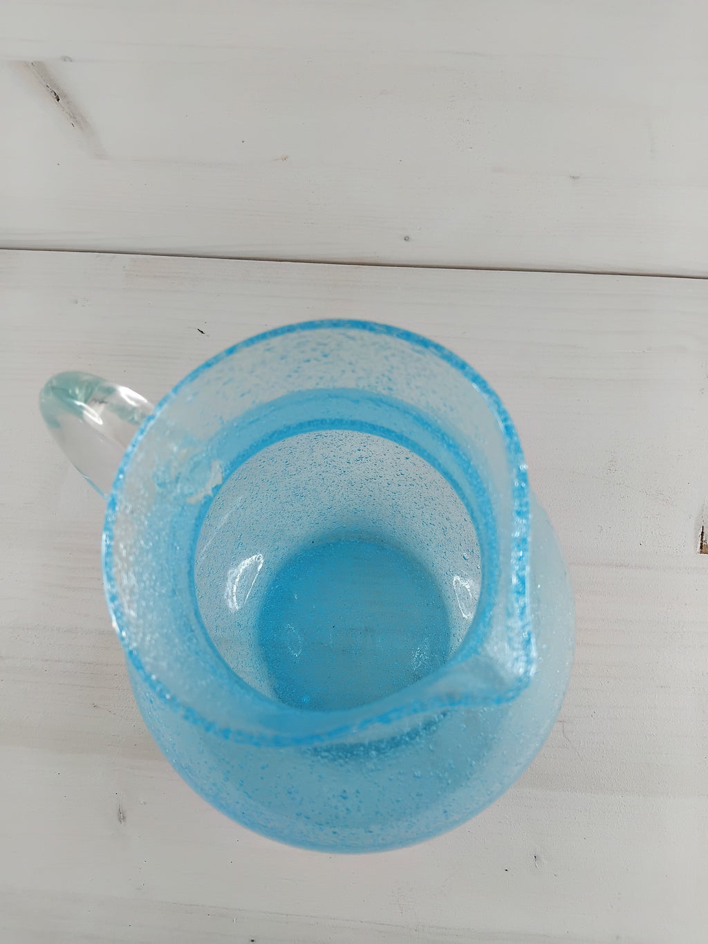 Petit pichet en verre bullé bleu clair