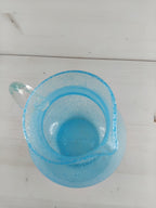 Petit pichet en verre bullé bleu clair