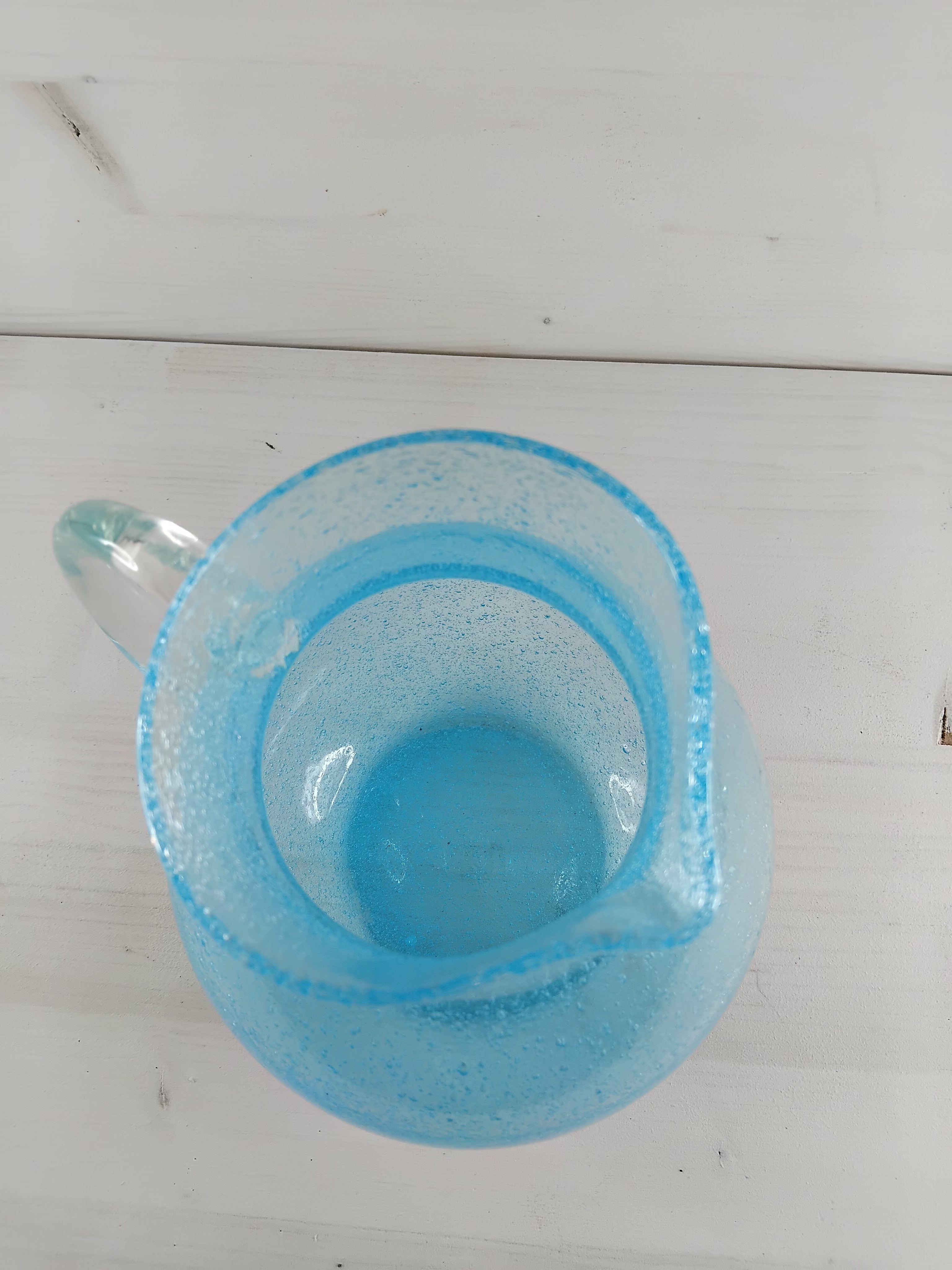 Petit pichet en verre bullé bleu clair