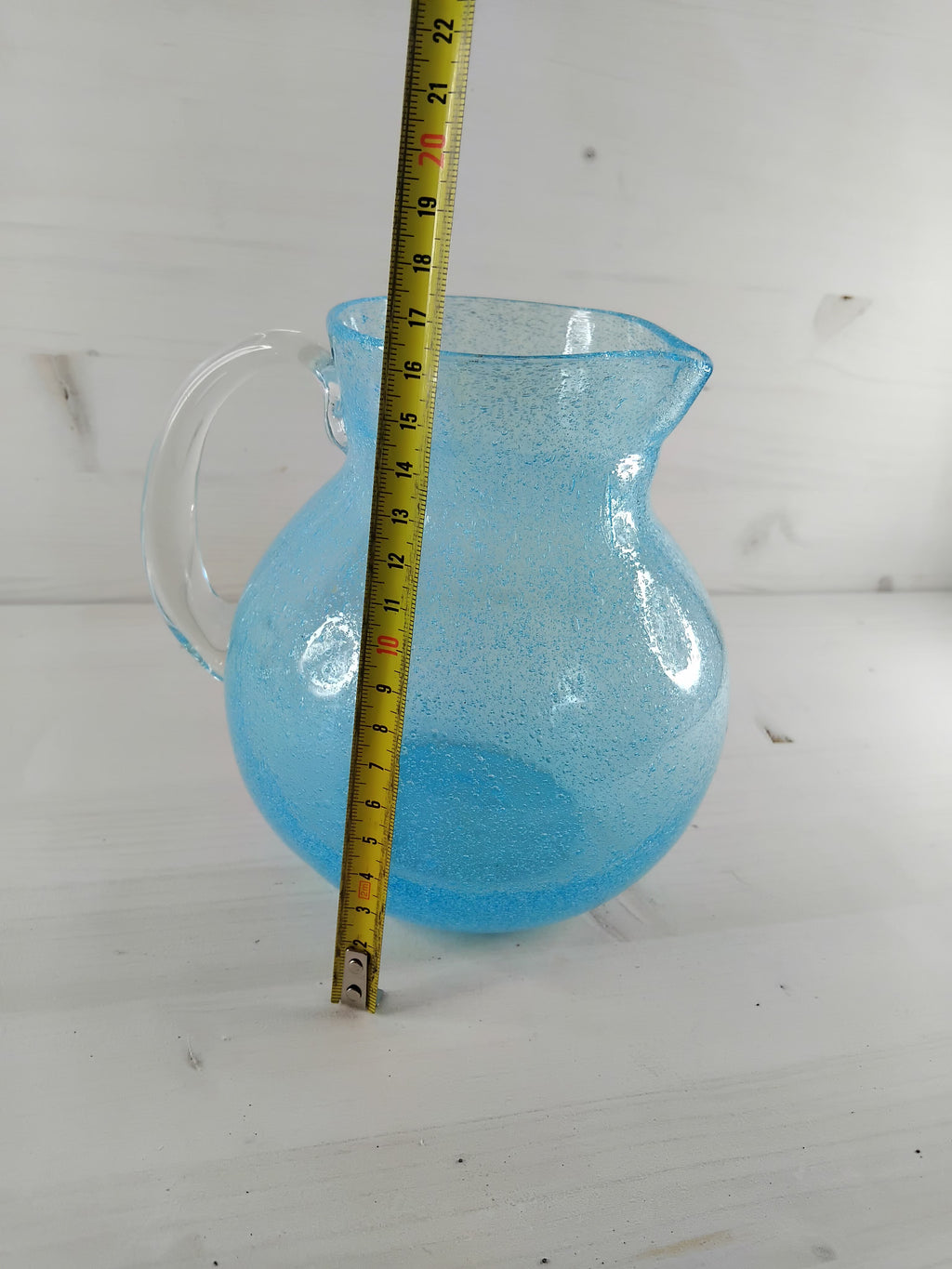 Petit pichet en verre bullé bleu clair