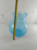Petit pichet en verre bullé bleu clair