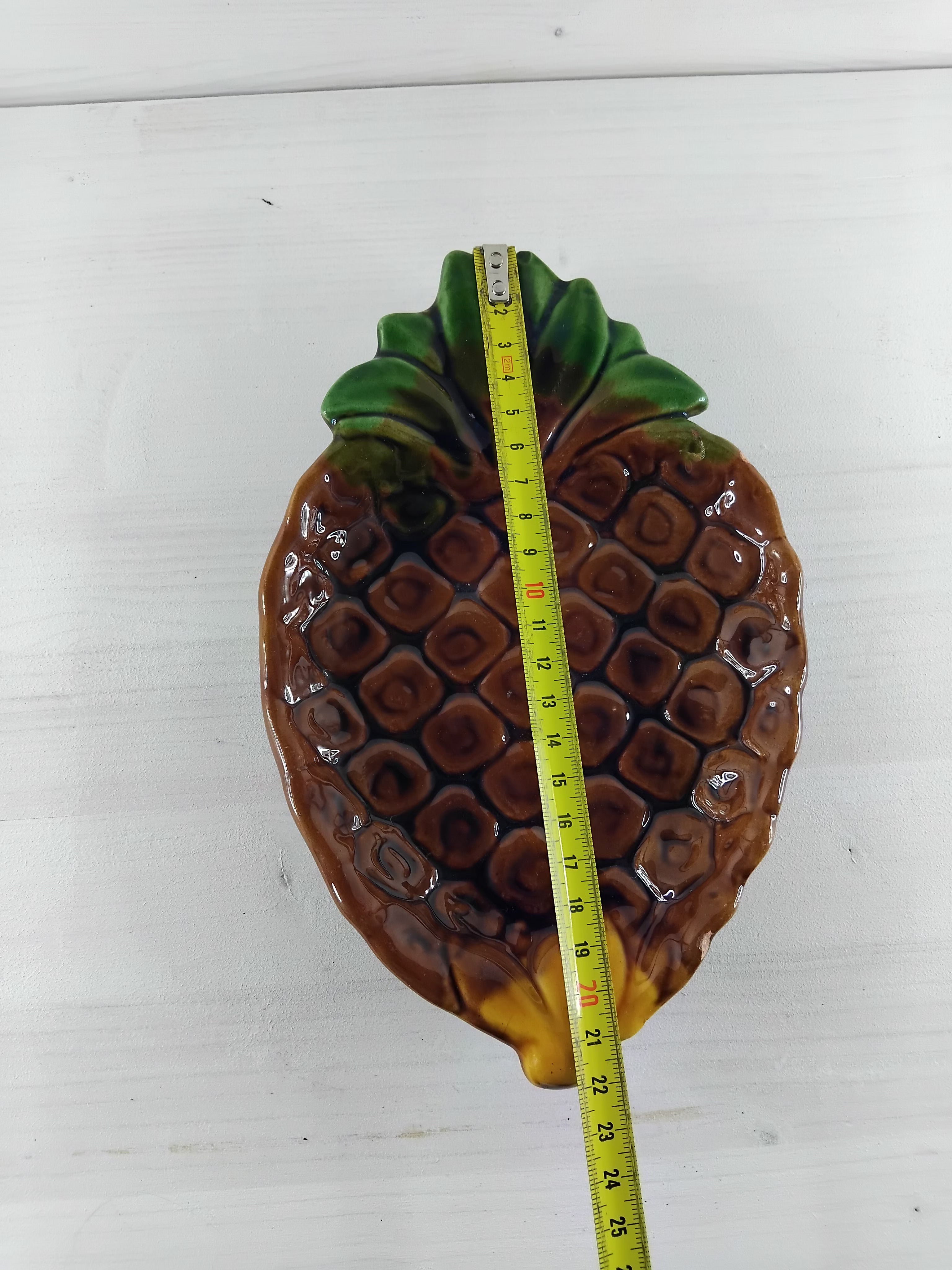Plat en céramique en forme d'ananas
