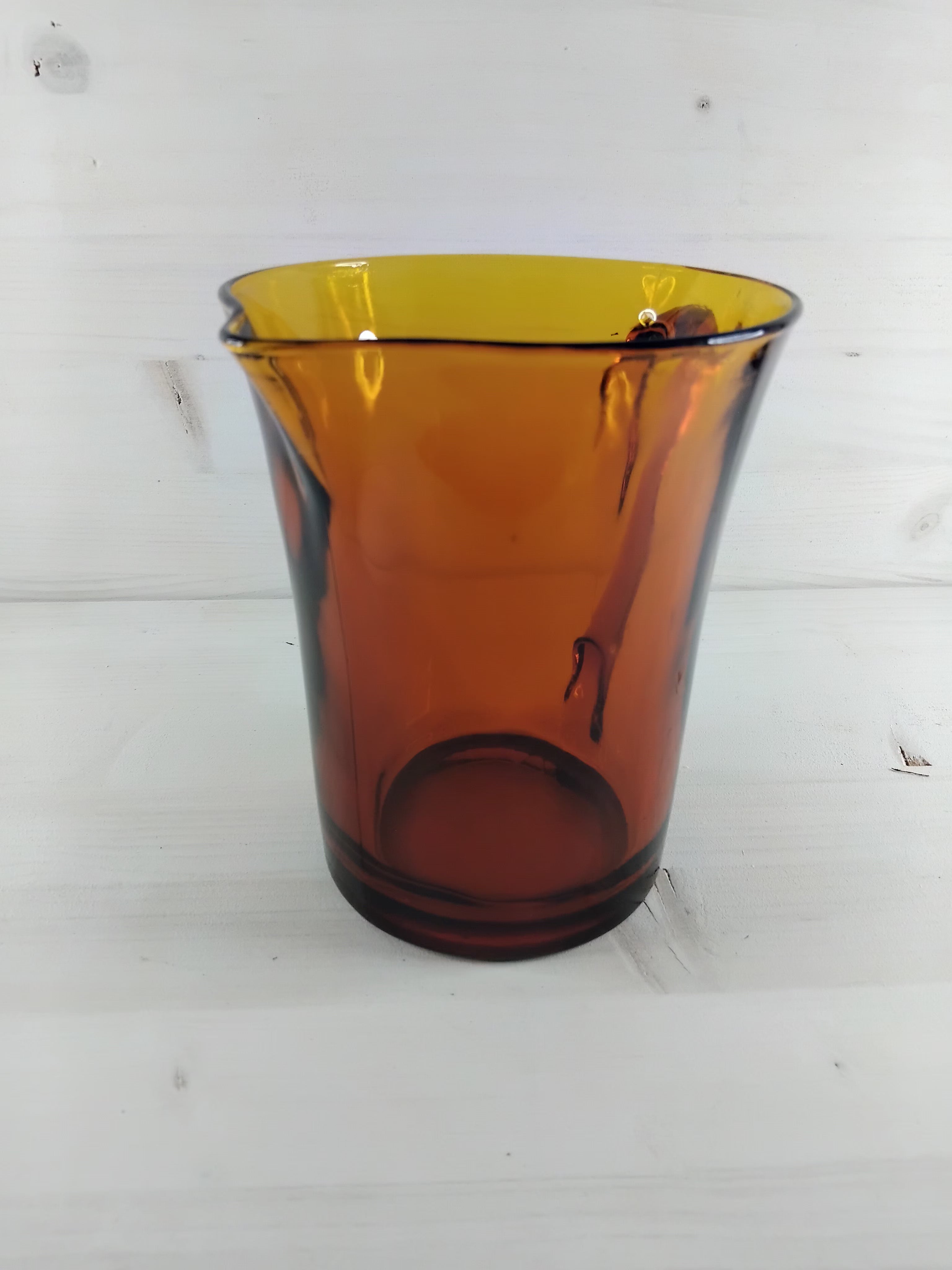 Pichet en verre ambré