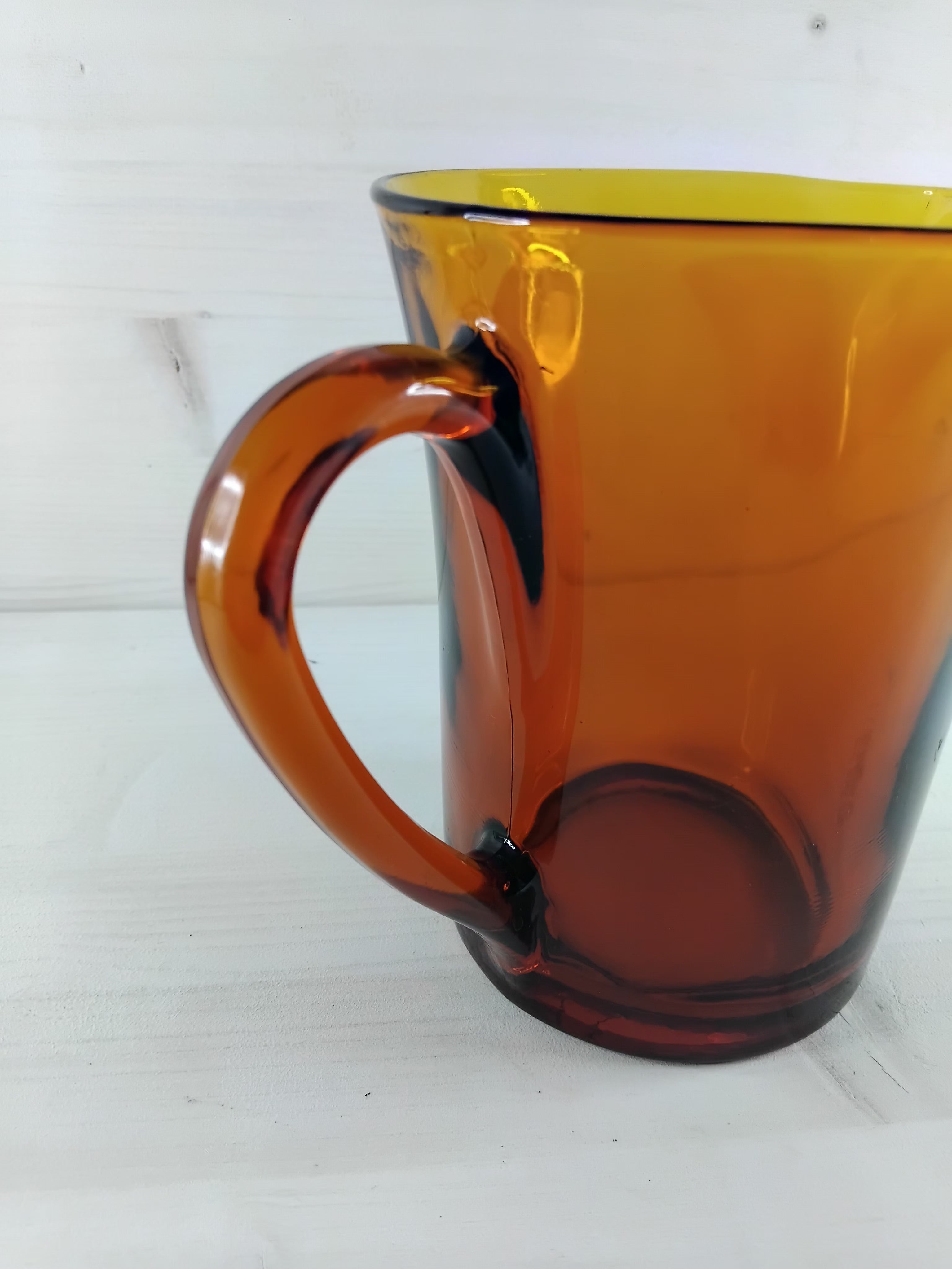 Pichet en verre ambré