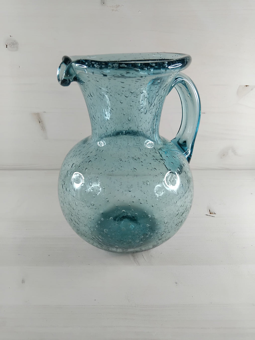 Grand pichet en verre bullé bleu