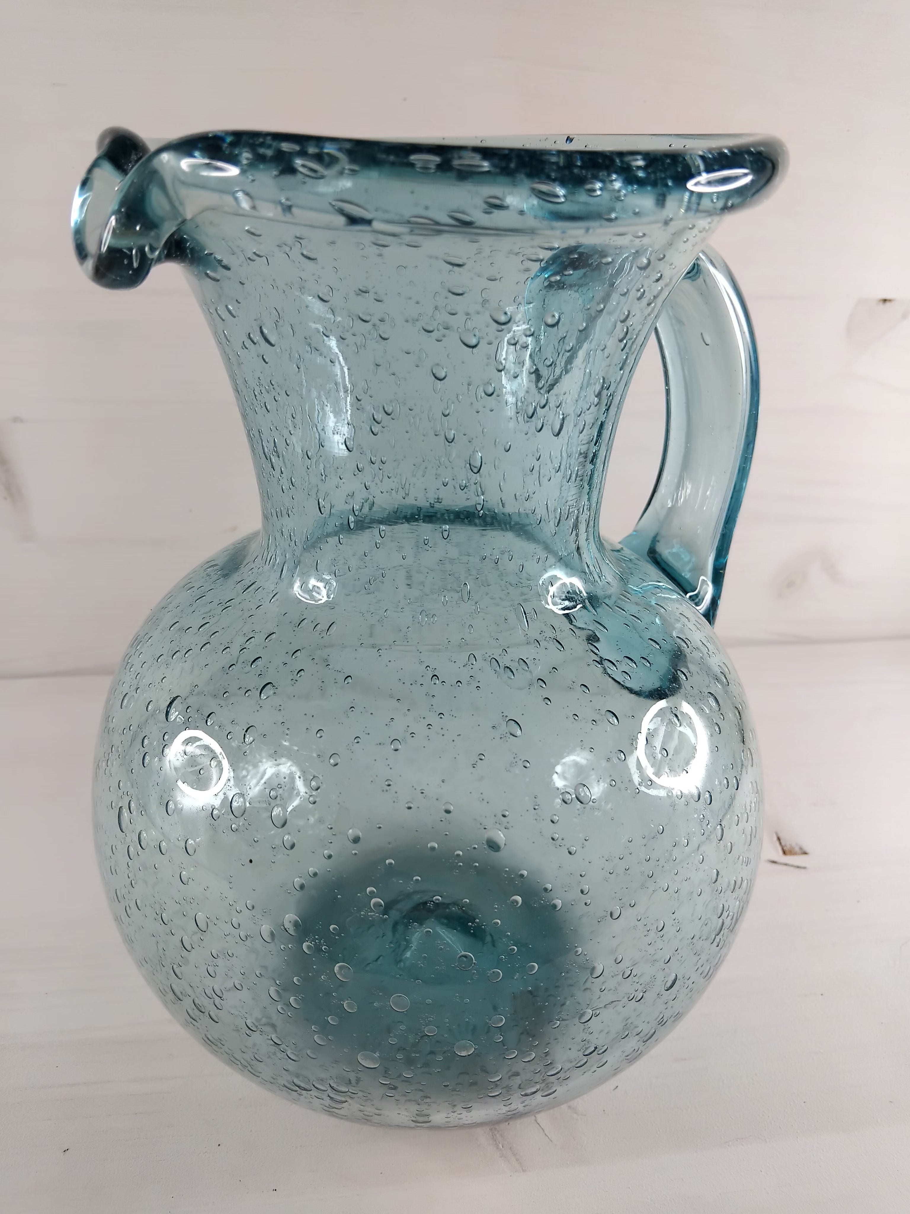 Grand pichet en verre bullé bleu