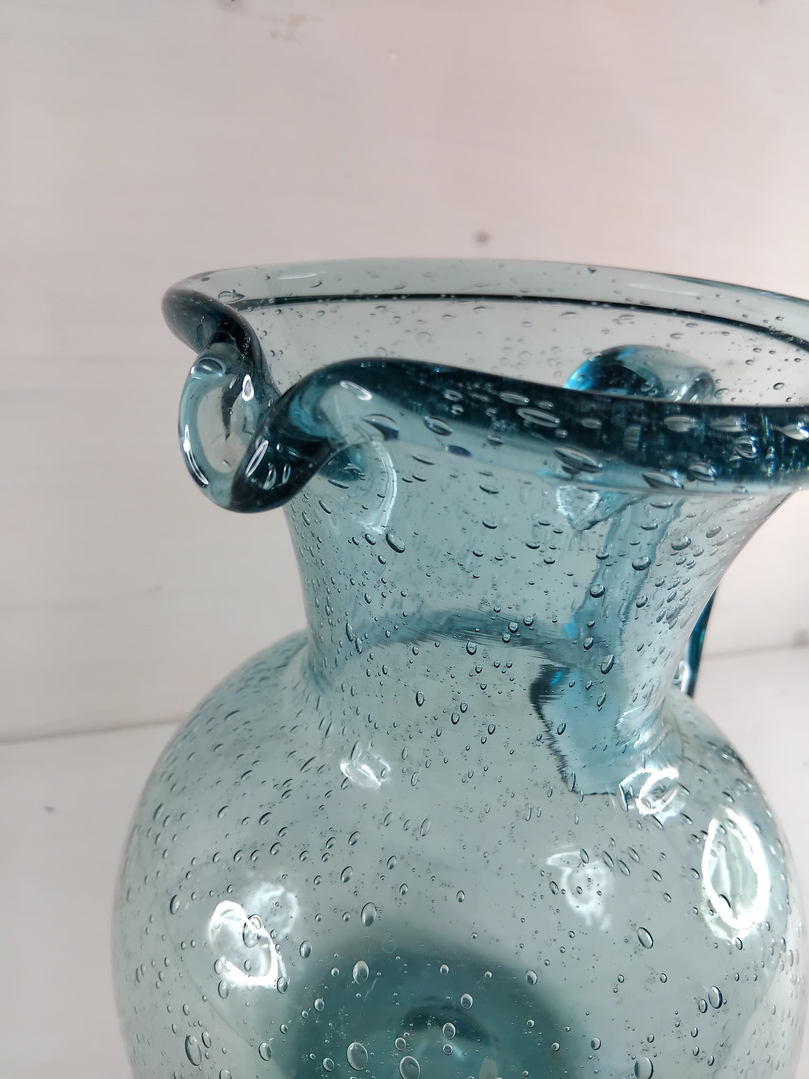 Grand pichet en verre bullé bleu