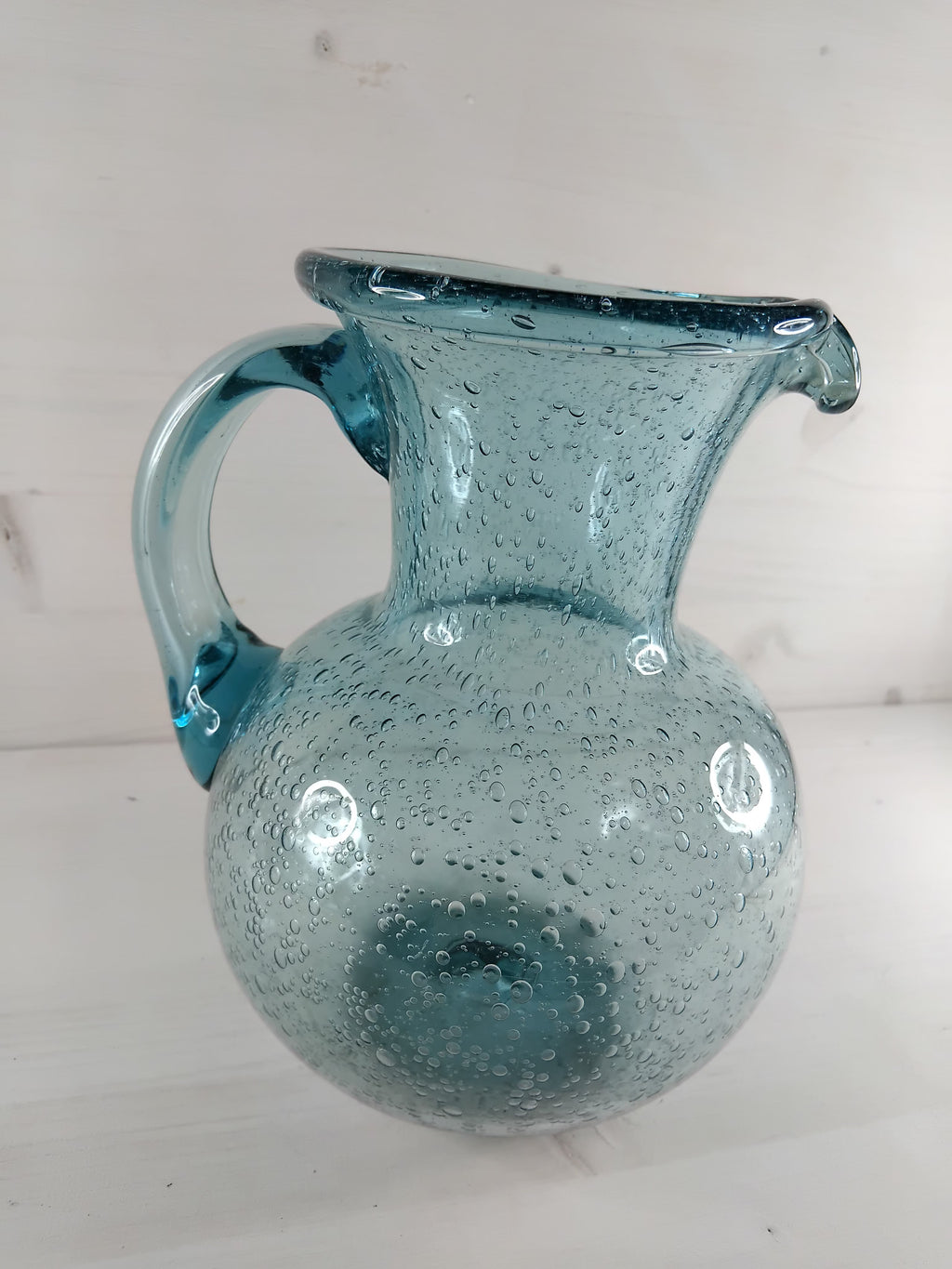 Grand pichet en verre bullé bleu