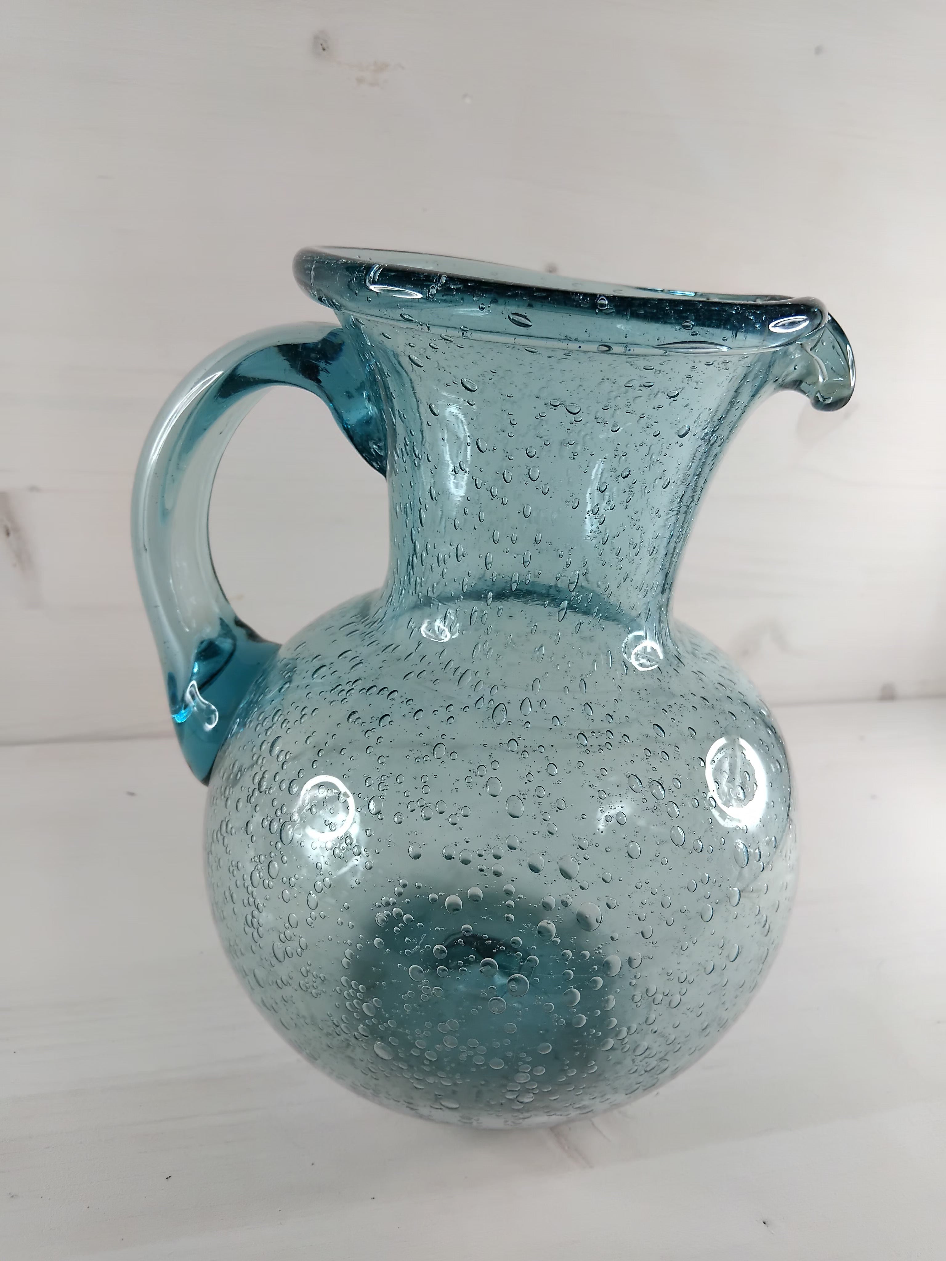 Grand pichet en verre bullé bleu