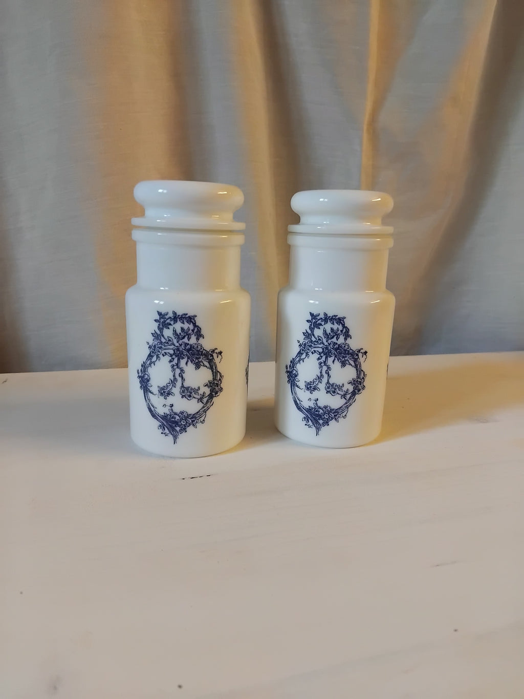 pots à pharmacie en verre opaline — Italie