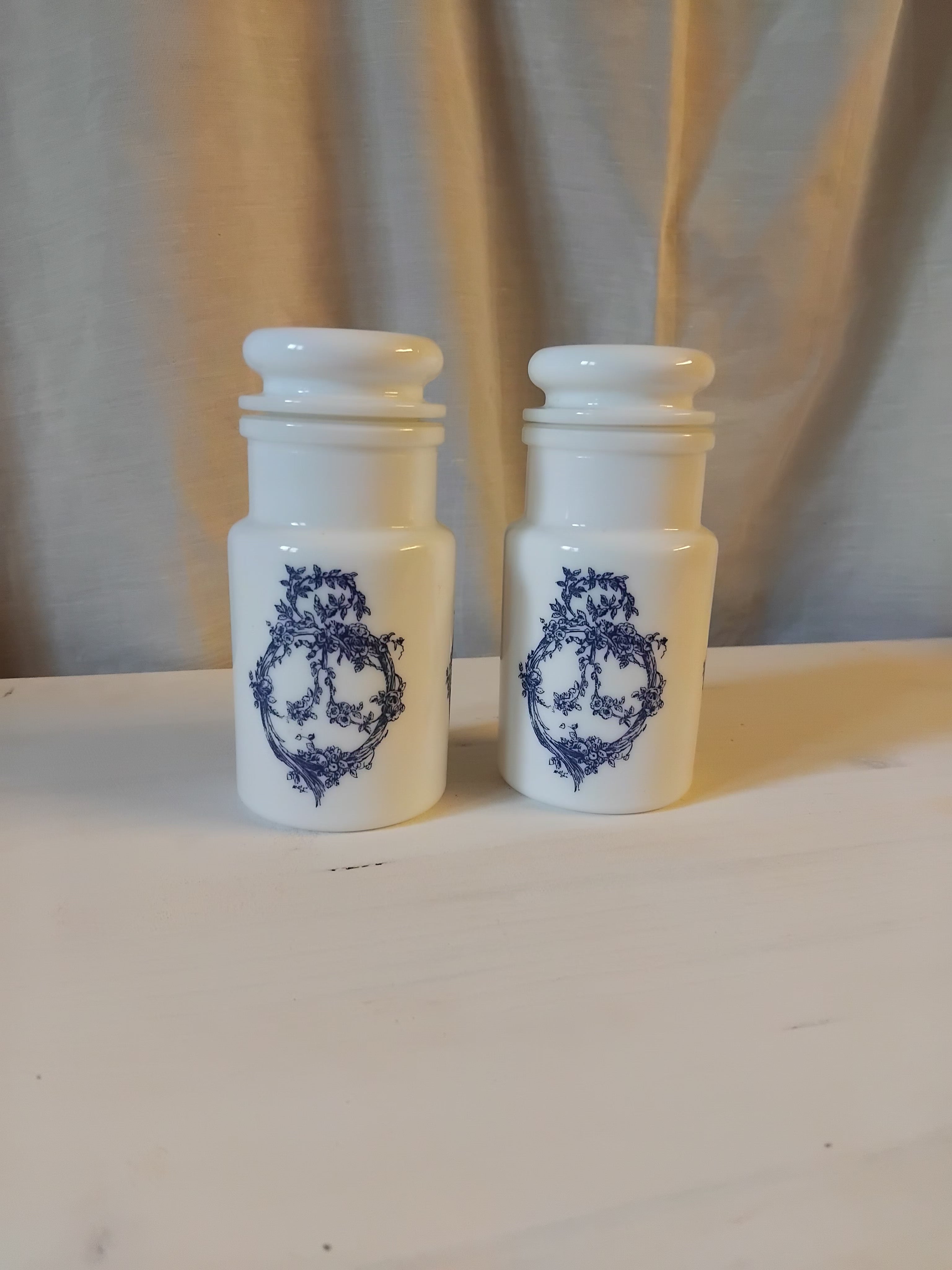 pots à pharmacie en verre opaline — Italie
