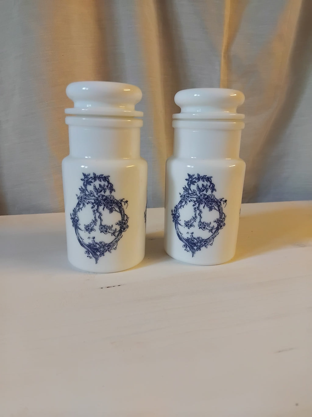 pots à pharmacie en verre opaline — Italie