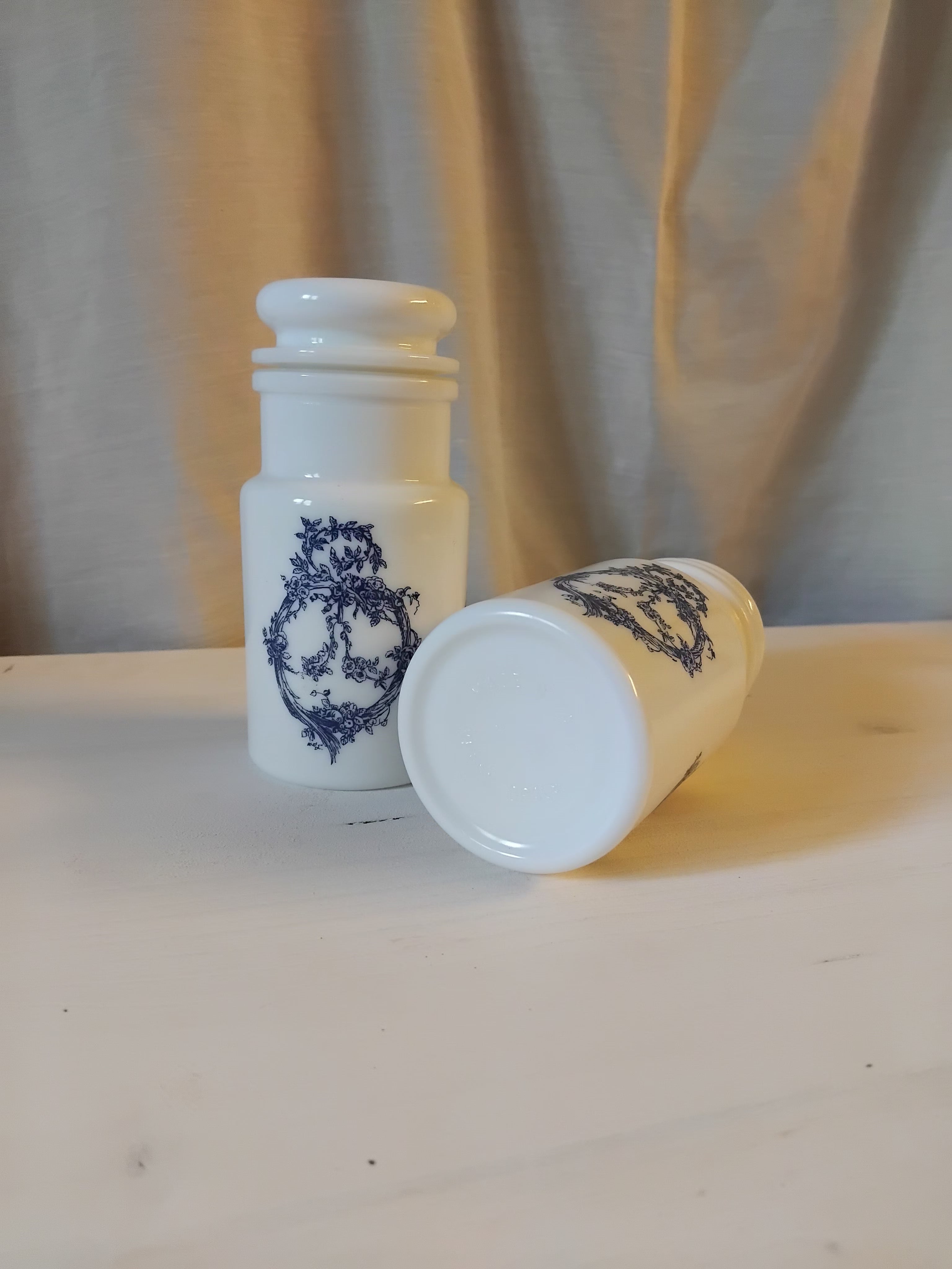 pots à pharmacie en verre opaline — Italie