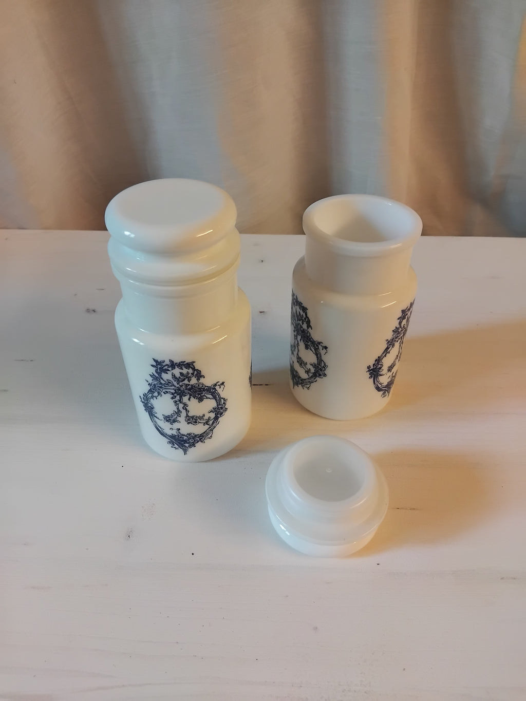 pots à pharmacie en verre opaline — Italie