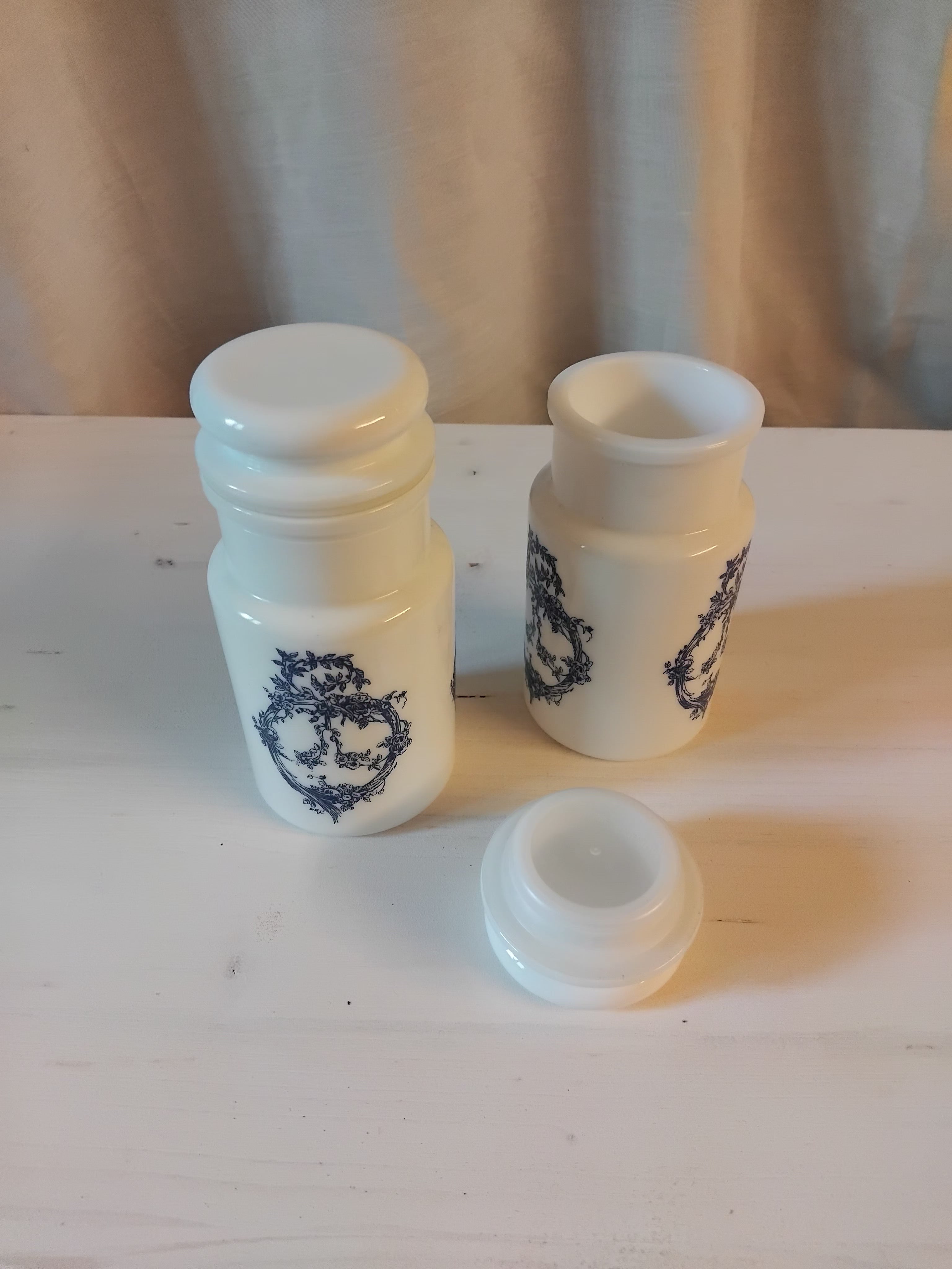 pots à pharmacie en verre opaline — Italie