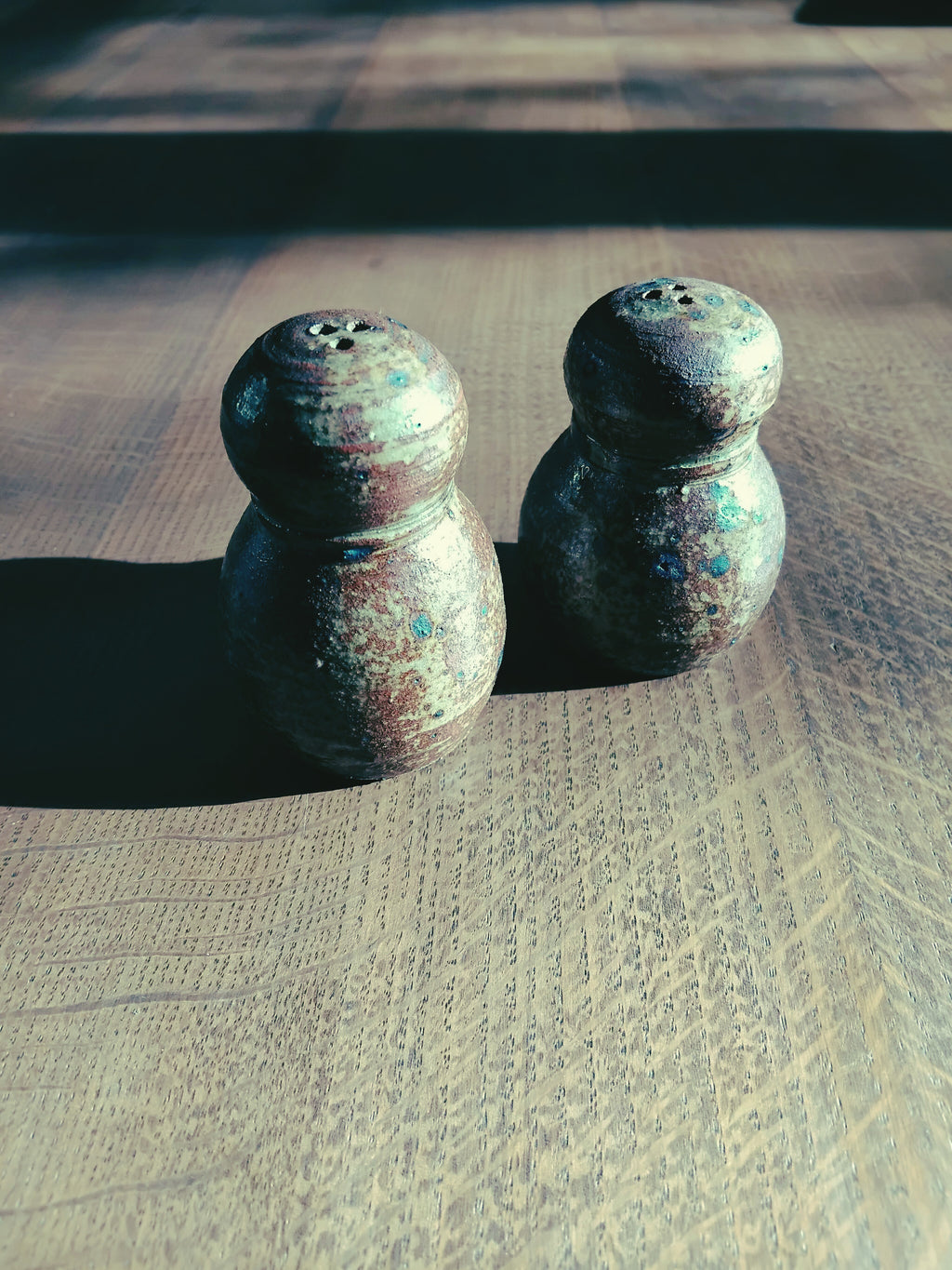 Set de salière et poivrier en grès pyrité