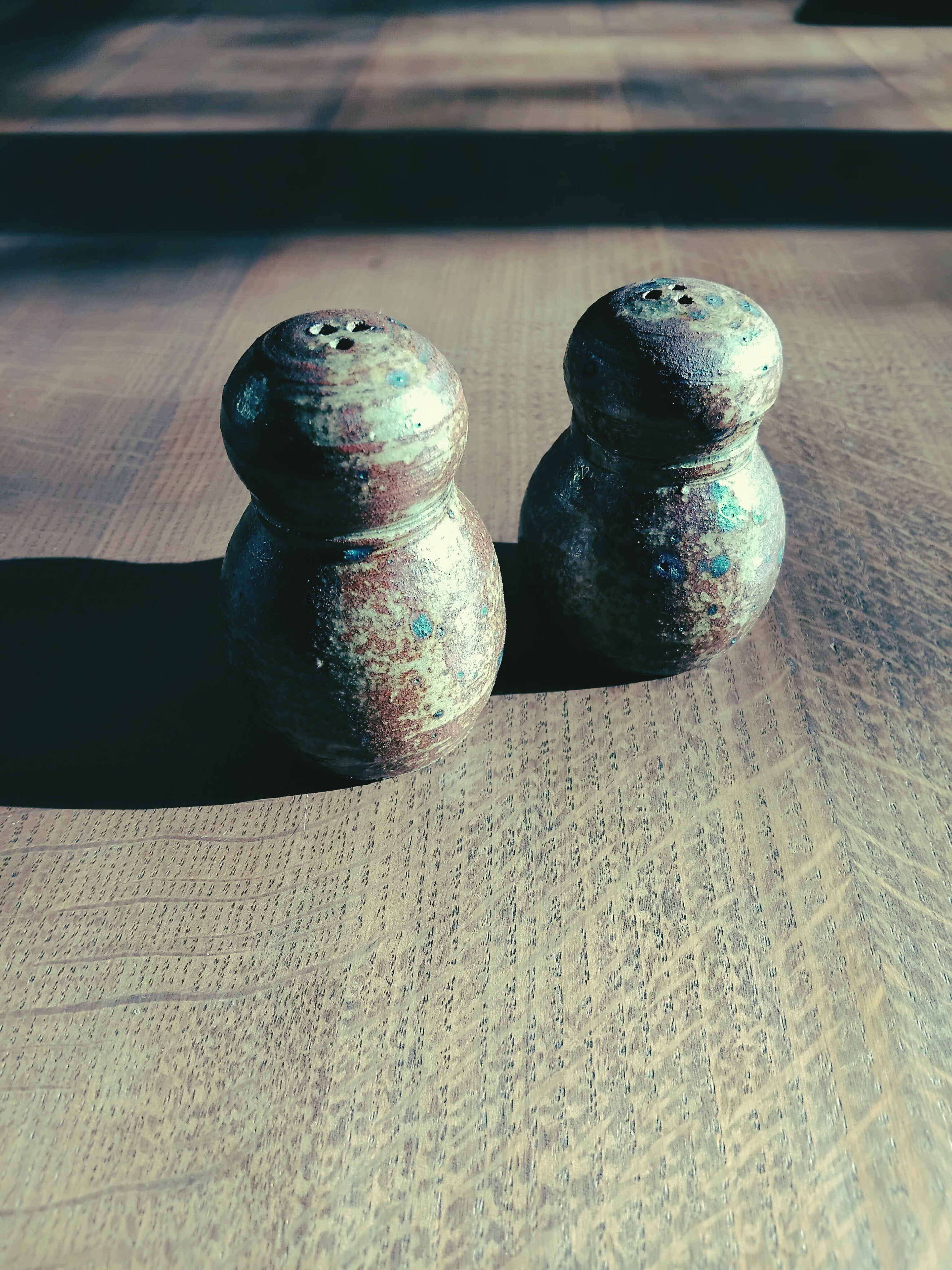 Set de salière et poivrier en grès pyrité