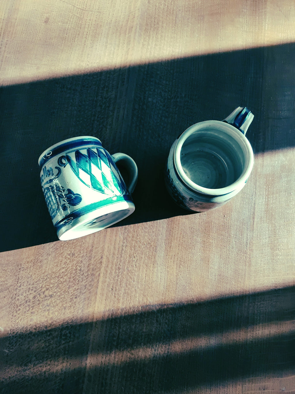 Tasses en céramique au décor bleu
