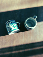 Tasses en céramique au décor bleu